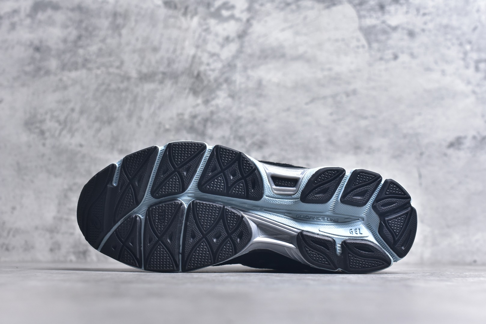 图片[6]-#Asics GEL-NYC 亚瑟士防滑耐磨透气低帮运动休闲鞋 GEL-NYC™ 运动鞋的灵感源自传统和现代高性能跑步风格 其鞋面结构参考了 2000 年代初的 GEL-NIMBUS™ 3 鞋 并将其与 MC-PLUS V 设计中的各种装饰融为一体 该工装通过使用 GEL-CUMULUS® 16 鞋的工装系统来对比鞋面的复古风格 通过轻质泡沫和 GEL® 技术嵌入物的结合 这种中底结构有助于创造先进的脚底舒适度 尺码：36 37 37.5 38 39 40.5 41.5 42 42.5 43.5 44 45-选品中心