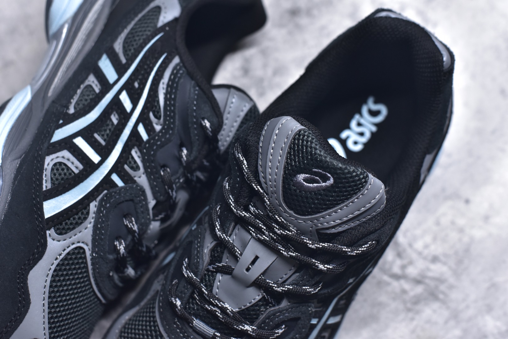 图片[9]-#Asics GEL-NYC 亚瑟士防滑耐磨透气低帮运动休闲鞋 GEL-NYC™ 运动鞋的灵感源自传统和现代高性能跑步风格 其鞋面结构参考了 2000 年代初的 GEL-NIMBUS™ 3 鞋 并将其与 MC-PLUS V 设计中的各种装饰融为一体 该工装通过使用 GEL-CUMULUS® 16 鞋的工装系统来对比鞋面的复古风格 通过轻质泡沫和 GEL® 技术嵌入物的结合 这种中底结构有助于创造先进的脚底舒适度 尺码：36 37 37.5 38 39 40.5 41.5 42 42.5 43.5 44 45-选品中心