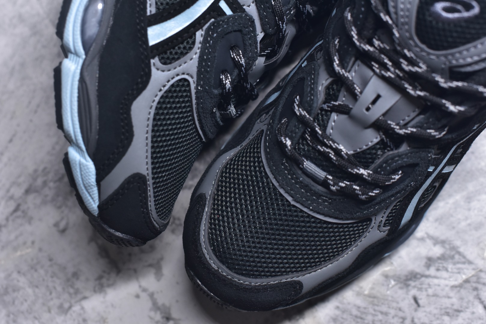 图片[8]-#Asics GEL-NYC 亚瑟士防滑耐磨透气低帮运动休闲鞋 GEL-NYC™ 运动鞋的灵感源自传统和现代高性能跑步风格 其鞋面结构参考了 2000 年代初的 GEL-NIMBUS™ 3 鞋 并将其与 MC-PLUS V 设计中的各种装饰融为一体 该工装通过使用 GEL-CUMULUS® 16 鞋的工装系统来对比鞋面的复古风格 通过轻质泡沫和 GEL® 技术嵌入物的结合 这种中底结构有助于创造先进的脚底舒适度 尺码：36 37 37.5 38 39 40.5 41.5 42 42.5 43.5 44 45-选品中心