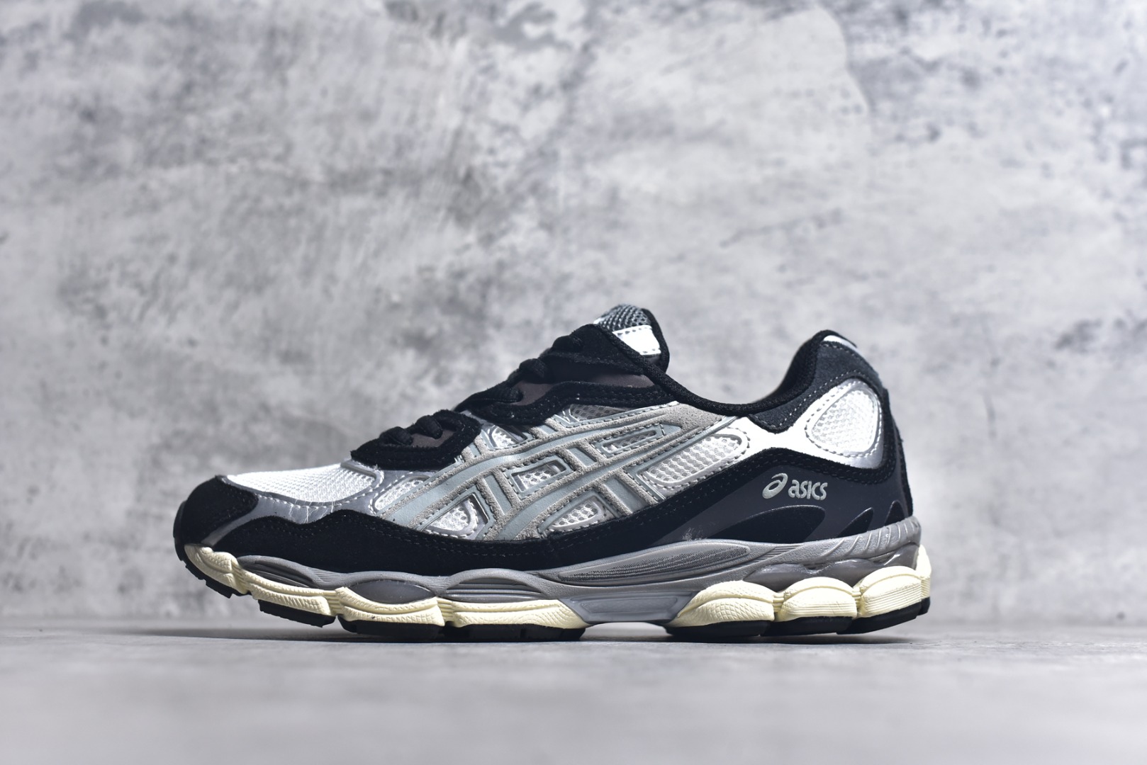 #Asics GEL-NYC 亚瑟士防滑耐磨透气低帮运动休闲鞋 GEL-NYC™ 运动鞋的灵感源自传统和现代高性能跑步风格 其鞋面结构参考了 2000 年代初的 GEL-NIMBUS™ 3 鞋 并将其与 MC-PLUS V 设计中的各种装饰融为一体 该工装通过使用 GEL-CUMULUS® 16 鞋的工装系统来对比鞋面的复古风格 通过轻质泡沫和 GEL® 技术嵌入物的结合 这种中底结构有助于创造先进的脚底舒适度 尺码：36 37 37.5 38 39 40.5 41.5 42 42.5 43.5 44 45-选品中心