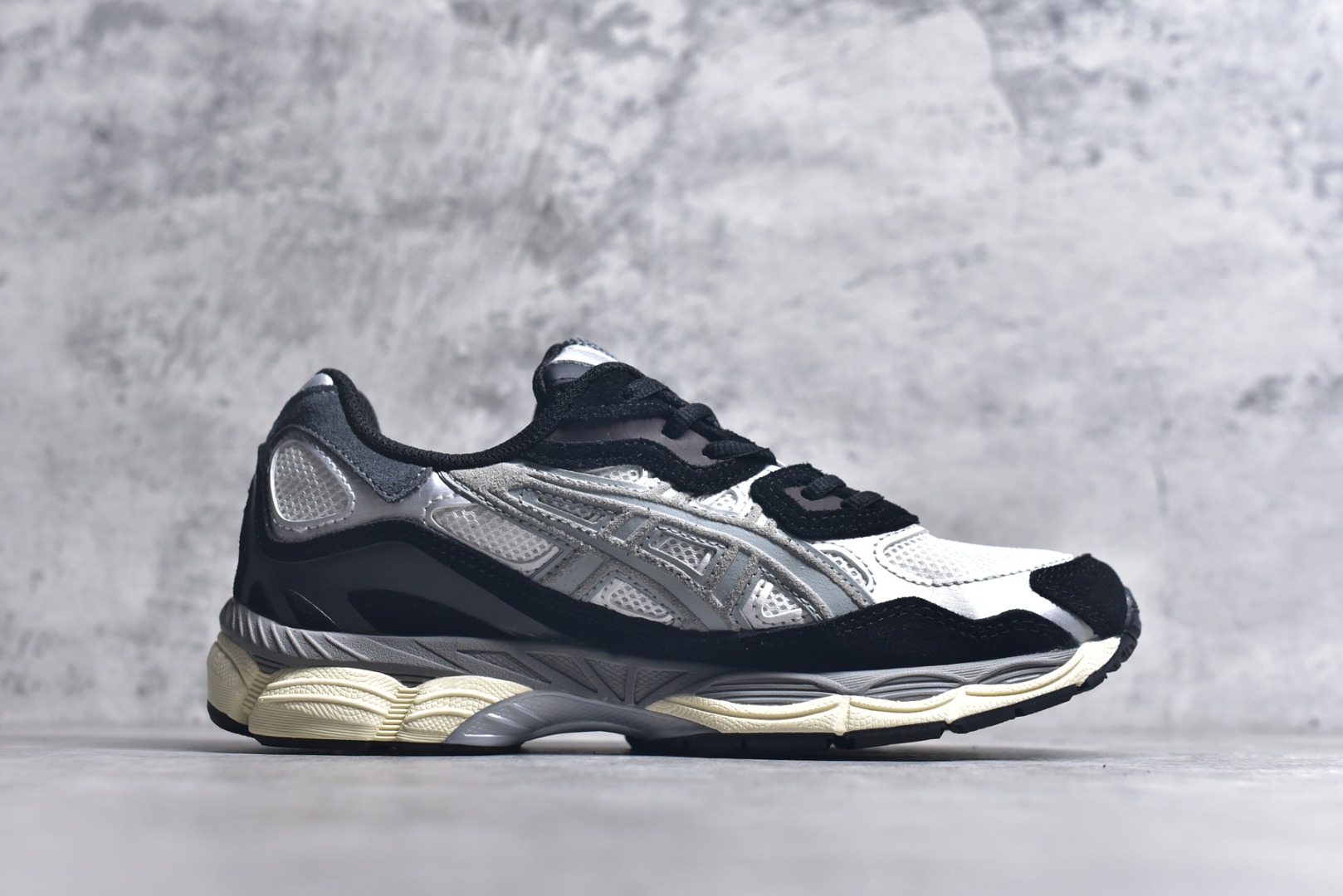 图片[3]-#Asics GEL-NYC 亚瑟士防滑耐磨透气低帮运动休闲鞋 GEL-NYC™ 运动鞋的灵感源自传统和现代高性能跑步风格 其鞋面结构参考了 2000 年代初的 GEL-NIMBUS™ 3 鞋 并将其与 MC-PLUS V 设计中的各种装饰融为一体 该工装通过使用 GEL-CUMULUS® 16 鞋的工装系统来对比鞋面的复古风格 通过轻质泡沫和 GEL® 技术嵌入物的结合 这种中底结构有助于创造先进的脚底舒适度 尺码：36 37 37.5 38 39 40.5 41.5 42 42.5 43.5 44 45-选品中心
