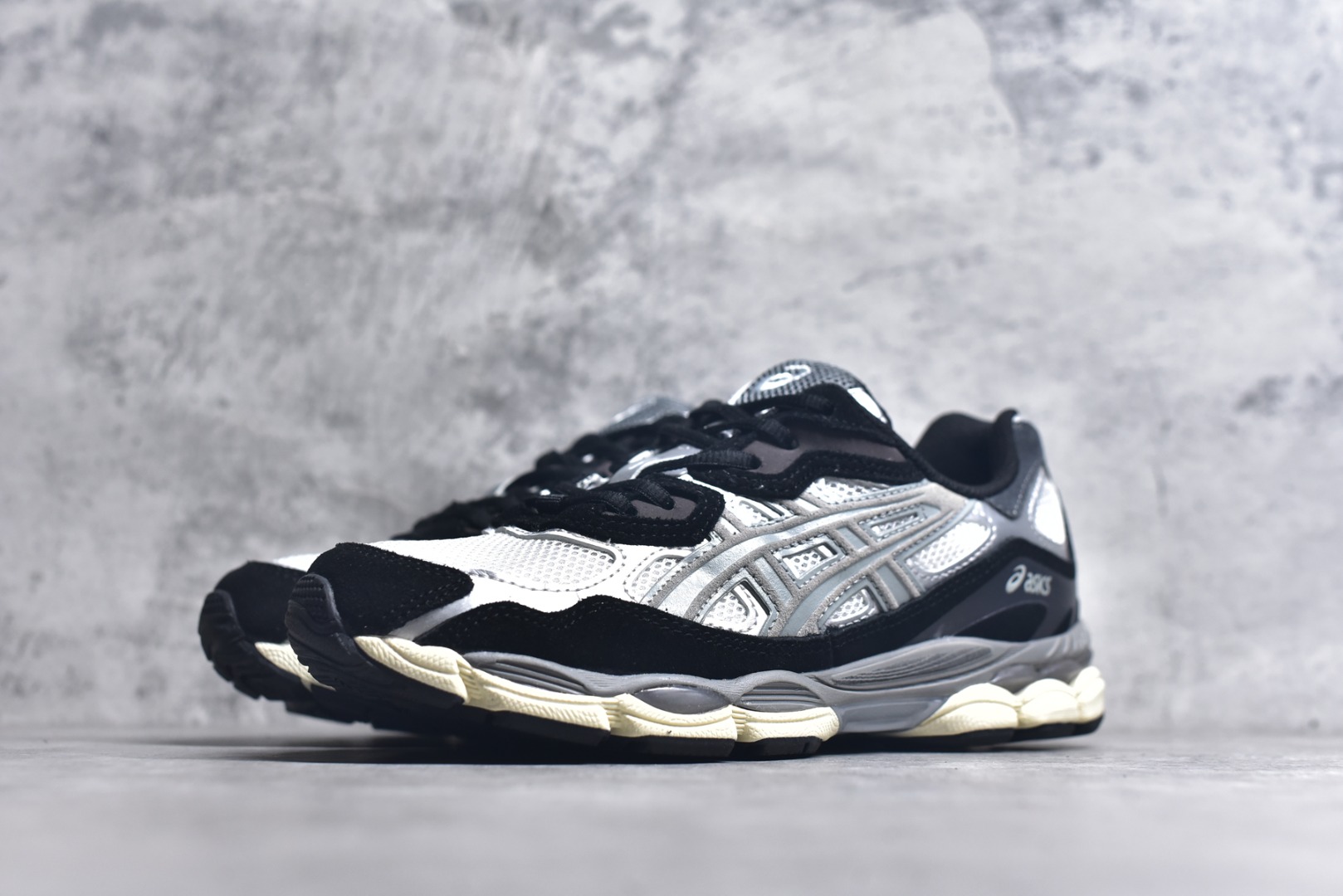 图片[2]-#Asics GEL-NYC 亚瑟士防滑耐磨透气低帮运动休闲鞋 GEL-NYC™ 运动鞋的灵感源自传统和现代高性能跑步风格 其鞋面结构参考了 2000 年代初的 GEL-NIMBUS™ 3 鞋 并将其与 MC-PLUS V 设计中的各种装饰融为一体 该工装通过使用 GEL-CUMULUS® 16 鞋的工装系统来对比鞋面的复古风格 通过轻质泡沫和 GEL® 技术嵌入物的结合 这种中底结构有助于创造先进的脚底舒适度 尺码：36 37 37.5 38 39 40.5 41.5 42 42.5 43.5 44 45-选品中心