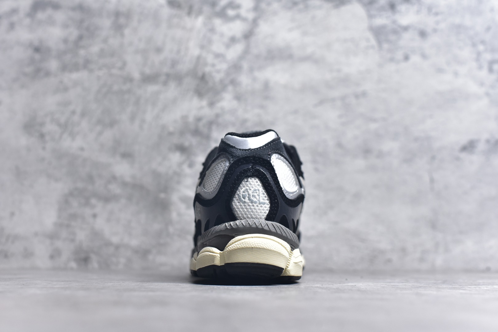 图片[5]-#Asics GEL-NYC 亚瑟士防滑耐磨透气低帮运动休闲鞋 GEL-NYC™ 运动鞋的灵感源自传统和现代高性能跑步风格 其鞋面结构参考了 2000 年代初的 GEL-NIMBUS™ 3 鞋 并将其与 MC-PLUS V 设计中的各种装饰融为一体 该工装通过使用 GEL-CUMULUS® 16 鞋的工装系统来对比鞋面的复古风格 通过轻质泡沫和 GEL® 技术嵌入物的结合 这种中底结构有助于创造先进的脚底舒适度 尺码：36 37 37.5 38 39 40.5 41.5 42 42.5 43.5 44 45-选品中心