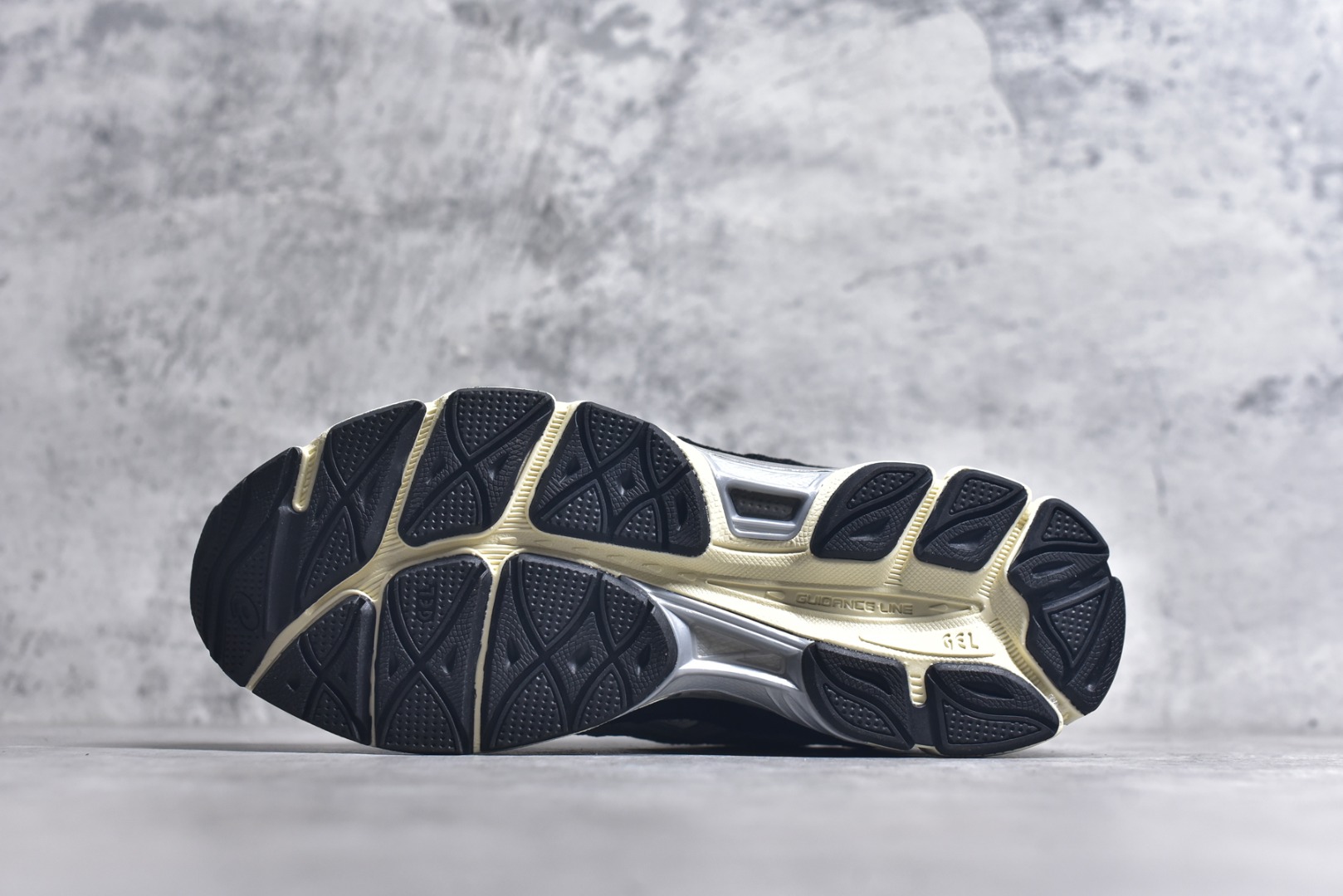 图片[6]-#Asics GEL-NYC 亚瑟士防滑耐磨透气低帮运动休闲鞋 GEL-NYC™ 运动鞋的灵感源自传统和现代高性能跑步风格 其鞋面结构参考了 2000 年代初的 GEL-NIMBUS™ 3 鞋 并将其与 MC-PLUS V 设计中的各种装饰融为一体 该工装通过使用 GEL-CUMULUS® 16 鞋的工装系统来对比鞋面的复古风格 通过轻质泡沫和 GEL® 技术嵌入物的结合 这种中底结构有助于创造先进的脚底舒适度 尺码：36 37 37.5 38 39 40.5 41.5 42 42.5 43.5 44 45-选品中心