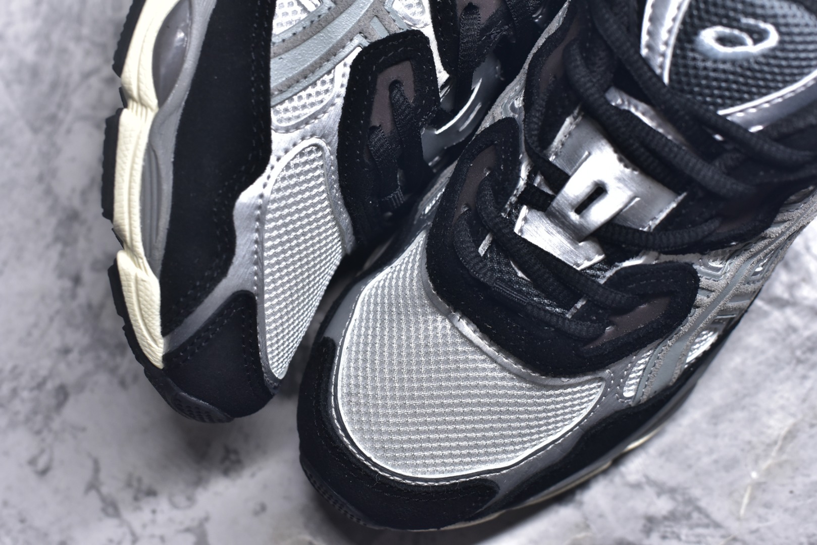 图片[8]-#Asics GEL-NYC 亚瑟士防滑耐磨透气低帮运动休闲鞋 GEL-NYC™ 运动鞋的灵感源自传统和现代高性能跑步风格 其鞋面结构参考了 2000 年代初的 GEL-NIMBUS™ 3 鞋 并将其与 MC-PLUS V 设计中的各种装饰融为一体 该工装通过使用 GEL-CUMULUS® 16 鞋的工装系统来对比鞋面的复古风格 通过轻质泡沫和 GEL® 技术嵌入物的结合 这种中底结构有助于创造先进的脚底舒适度 尺码：36 37 37.5 38 39 40.5 41.5 42 42.5 43.5 44 45-选品中心