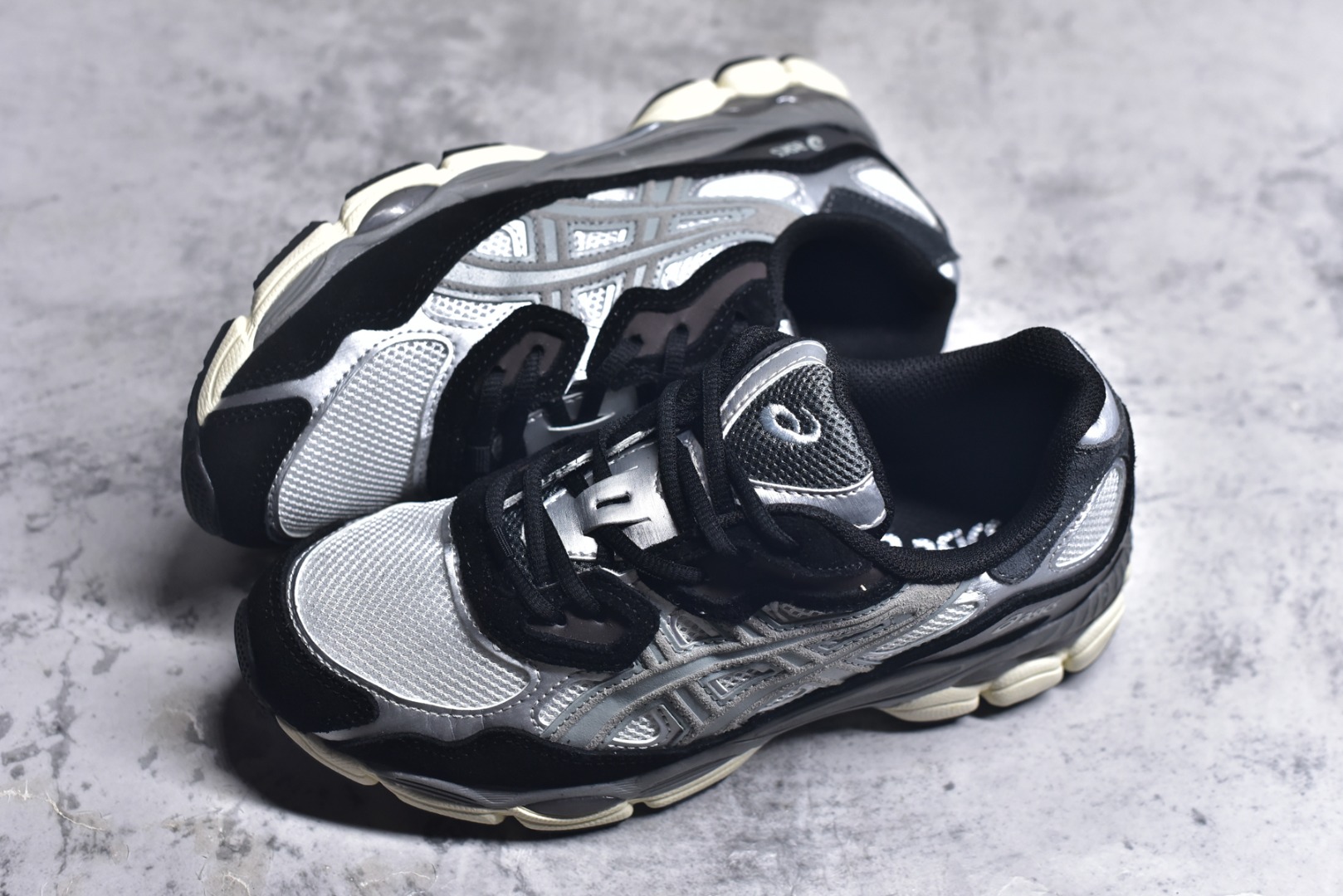 图片[7]-#Asics GEL-NYC 亚瑟士防滑耐磨透气低帮运动休闲鞋 GEL-NYC™ 运动鞋的灵感源自传统和现代高性能跑步风格 其鞋面结构参考了 2000 年代初的 GEL-NIMBUS™ 3 鞋 并将其与 MC-PLUS V 设计中的各种装饰融为一体 该工装通过使用 GEL-CUMULUS® 16 鞋的工装系统来对比鞋面的复古风格 通过轻质泡沫和 GEL® 技术嵌入物的结合 这种中底结构有助于创造先进的脚底舒适度 尺码：36 37 37.5 38 39 40.5 41.5 42 42.5 43.5 44 45-选品中心