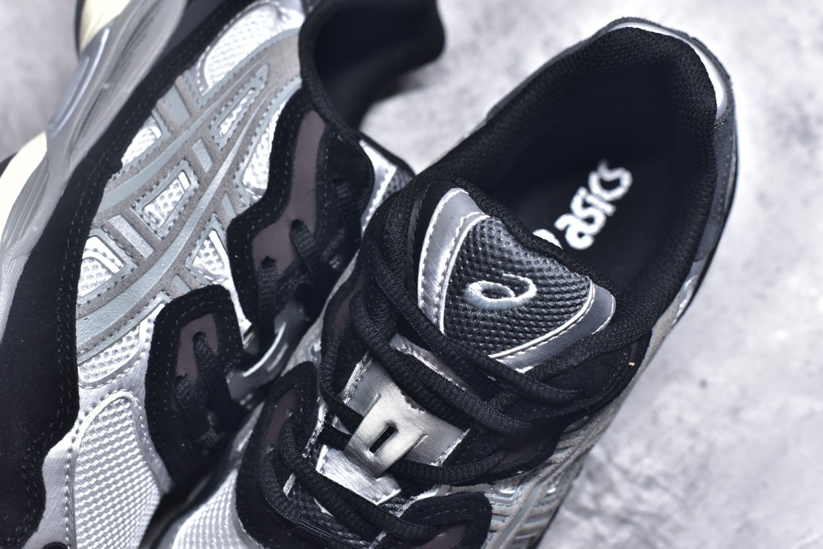 图片[9]-#Asics GEL-NYC 亚瑟士防滑耐磨透气低帮运动休闲鞋 GEL-NYC™ 运动鞋的灵感源自传统和现代高性能跑步风格 其鞋面结构参考了 2000 年代初的 GEL-NIMBUS™ 3 鞋 并将其与 MC-PLUS V 设计中的各种装饰融为一体 该工装通过使用 GEL-CUMULUS® 16 鞋的工装系统来对比鞋面的复古风格 通过轻质泡沫和 GEL® 技术嵌入物的结合 这种中底结构有助于创造先进的脚底舒适度 尺码：36 37 37.5 38 39 40.5 41.5 42 42.5 43.5 44 45-选品中心