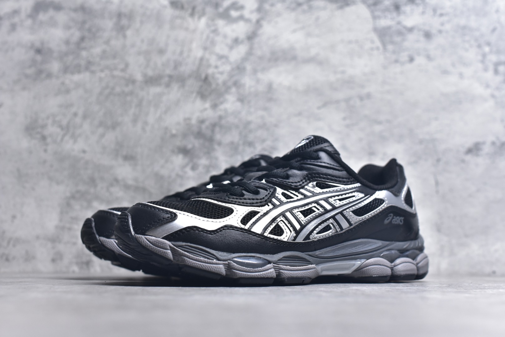 图片[2]-#Asics GEL-NYC 亚瑟士防滑耐磨透气低帮运动休闲鞋 GEL-NYC™ 运动鞋的灵感源自传统和现代高性能跑步风格 其鞋面结构参考了 2000 年代初的 GEL-NIMBUS™ 3 鞋 并将其与 MC-PLUS V 设计中的各种装饰融为一体 该工装通过使用 GEL-CUMULUS® 16 鞋的工装系统来对比鞋面的复古风格 通过轻质泡沫和 GEL® 技术嵌入物的结合 这种中底结构有助于创造先进的脚底舒适度 尺码：36 37 37.5 38 39 40.5 41.5 42 42.5 43.5 44 45-选品中心