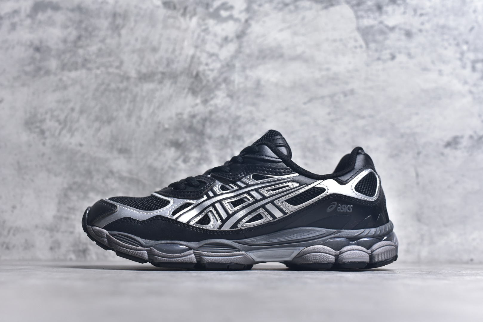 #Asics GEL-NYC 亚瑟士防滑耐磨透气低帮运动休闲鞋 GEL-NYC™ 运动鞋的灵感源自传统和现代高性能跑步风格 其鞋面结构参考了 2000 年代初的 GEL-NIMBUS™ 3 鞋 并将其与 MC-PLUS V 设计中的各种装饰融为一体 该工装通过使用 GEL-CUMULUS® 16 鞋的工装系统来对比鞋面的复古风格 通过轻质泡沫和 GEL® 技术嵌入物的结合 这种中底结构有助于创造先进的脚底舒适度 尺码：36 37 37.5 38 39 40.5 41.5 42 42.5 43.5 44 45-选品中心