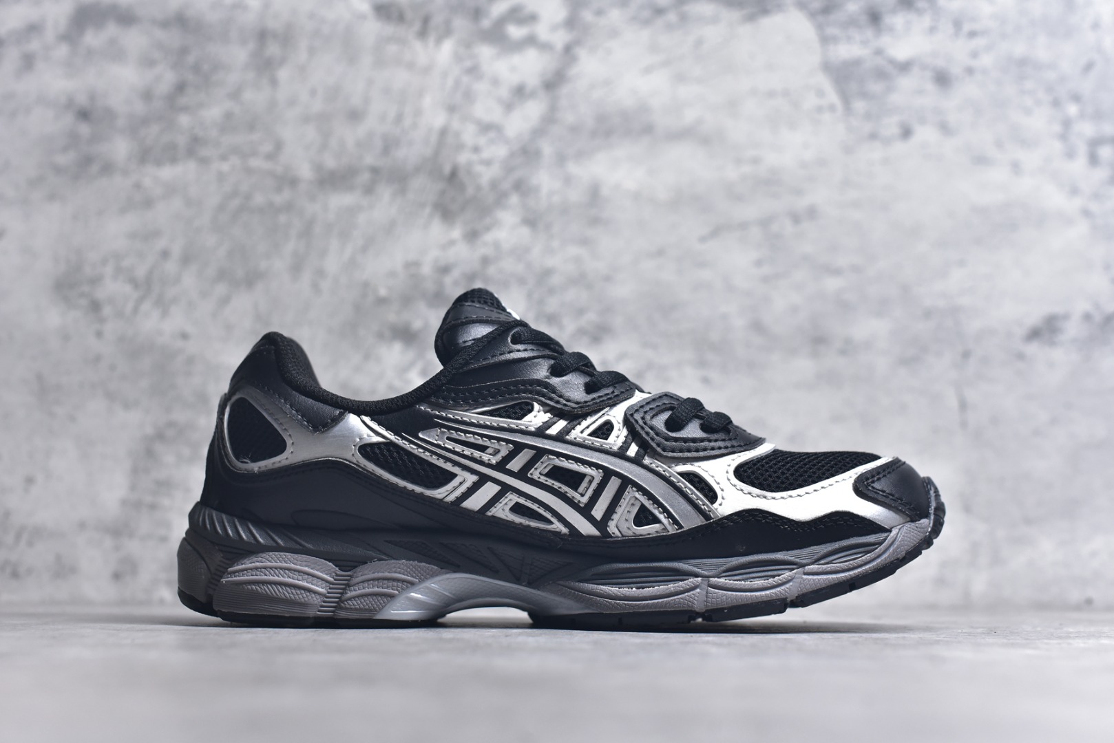 图片[3]-#Asics GEL-NYC 亚瑟士防滑耐磨透气低帮运动休闲鞋 GEL-NYC™ 运动鞋的灵感源自传统和现代高性能跑步风格 其鞋面结构参考了 2000 年代初的 GEL-NIMBUS™ 3 鞋 并将其与 MC-PLUS V 设计中的各种装饰融为一体 该工装通过使用 GEL-CUMULUS® 16 鞋的工装系统来对比鞋面的复古风格 通过轻质泡沫和 GEL® 技术嵌入物的结合 这种中底结构有助于创造先进的脚底舒适度 尺码：36 37 37.5 38 39 40.5 41.5 42 42.5 43.5 44 45-选品中心