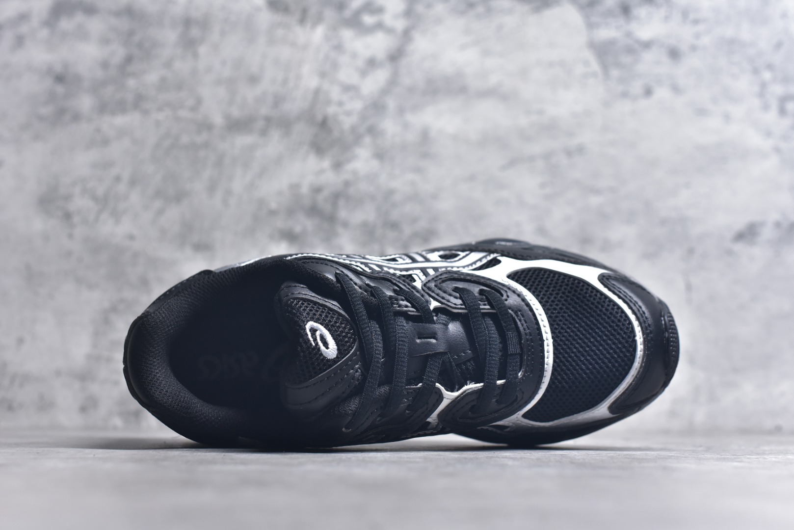 图片[4]-#Asics GEL-NYC 亚瑟士防滑耐磨透气低帮运动休闲鞋 GEL-NYC™ 运动鞋的灵感源自传统和现代高性能跑步风格 其鞋面结构参考了 2000 年代初的 GEL-NIMBUS™ 3 鞋 并将其与 MC-PLUS V 设计中的各种装饰融为一体 该工装通过使用 GEL-CUMULUS® 16 鞋的工装系统来对比鞋面的复古风格 通过轻质泡沫和 GEL® 技术嵌入物的结合 这种中底结构有助于创造先进的脚底舒适度 尺码：36 37 37.5 38 39 40.5 41.5 42 42.5 43.5 44 45-选品中心