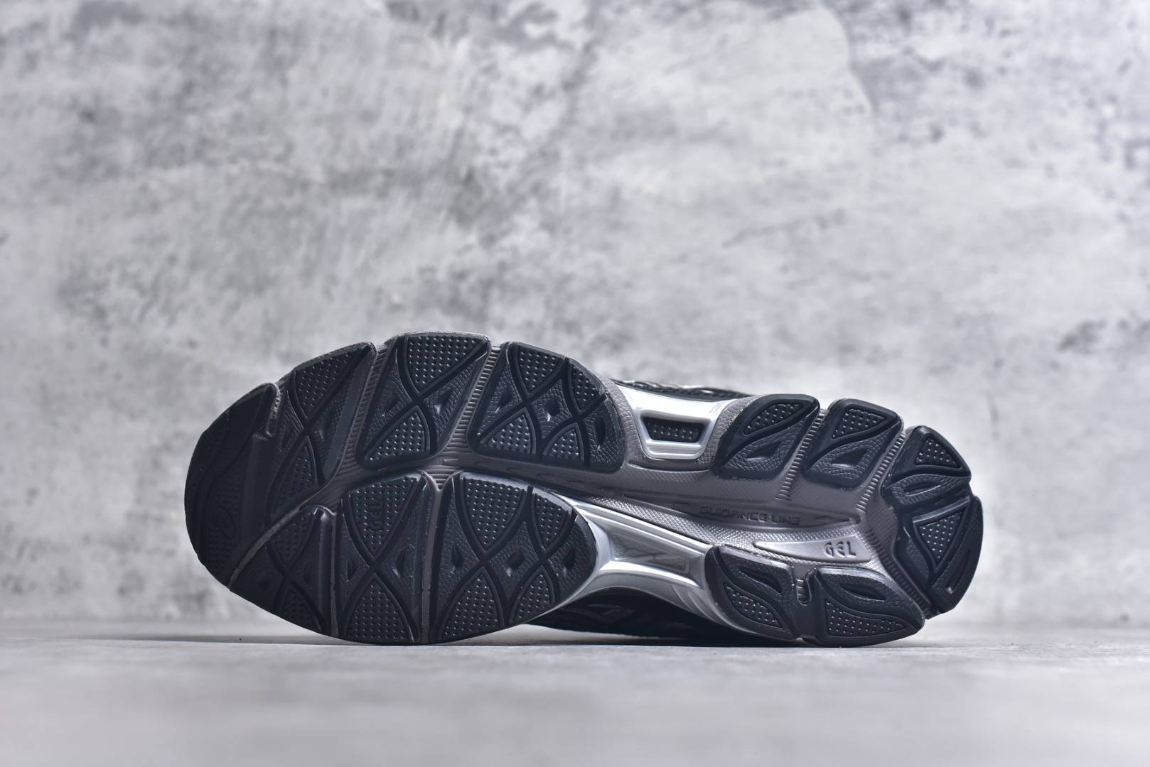 图片[6]-#Asics GEL-NYC 亚瑟士防滑耐磨透气低帮运动休闲鞋 GEL-NYC™ 运动鞋的灵感源自传统和现代高性能跑步风格 其鞋面结构参考了 2000 年代初的 GEL-NIMBUS™ 3 鞋 并将其与 MC-PLUS V 设计中的各种装饰融为一体 该工装通过使用 GEL-CUMULUS® 16 鞋的工装系统来对比鞋面的复古风格 通过轻质泡沫和 GEL® 技术嵌入物的结合 这种中底结构有助于创造先进的脚底舒适度 尺码：36 37 37.5 38 39 40.5 41.5 42 42.5 43.5 44 45-选品中心