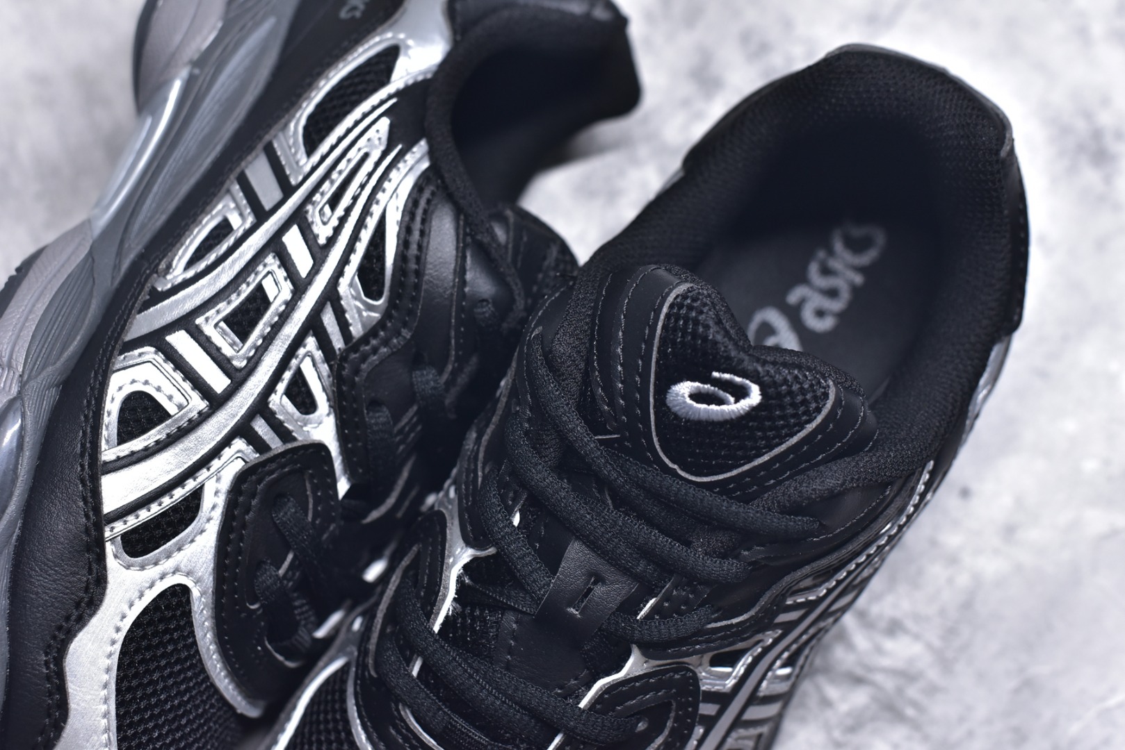 图片[9]-#Asics GEL-NYC 亚瑟士防滑耐磨透气低帮运动休闲鞋 GEL-NYC™ 运动鞋的灵感源自传统和现代高性能跑步风格 其鞋面结构参考了 2000 年代初的 GEL-NIMBUS™ 3 鞋 并将其与 MC-PLUS V 设计中的各种装饰融为一体 该工装通过使用 GEL-CUMULUS® 16 鞋的工装系统来对比鞋面的复古风格 通过轻质泡沫和 GEL® 技术嵌入物的结合 这种中底结构有助于创造先进的脚底舒适度 尺码：36 37 37.5 38 39 40.5 41.5 42 42.5 43.5 44 45-选品中心