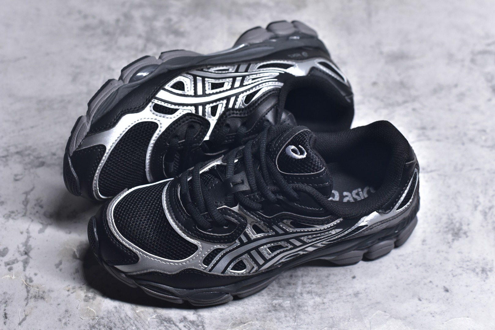 图片[7]-#Asics GEL-NYC 亚瑟士防滑耐磨透气低帮运动休闲鞋 GEL-NYC™ 运动鞋的灵感源自传统和现代高性能跑步风格 其鞋面结构参考了 2000 年代初的 GEL-NIMBUS™ 3 鞋 并将其与 MC-PLUS V 设计中的各种装饰融为一体 该工装通过使用 GEL-CUMULUS® 16 鞋的工装系统来对比鞋面的复古风格 通过轻质泡沫和 GEL® 技术嵌入物的结合 这种中底结构有助于创造先进的脚底舒适度 尺码：36 37 37.5 38 39 40.5 41.5 42 42.5 43.5 44 45-选品中心