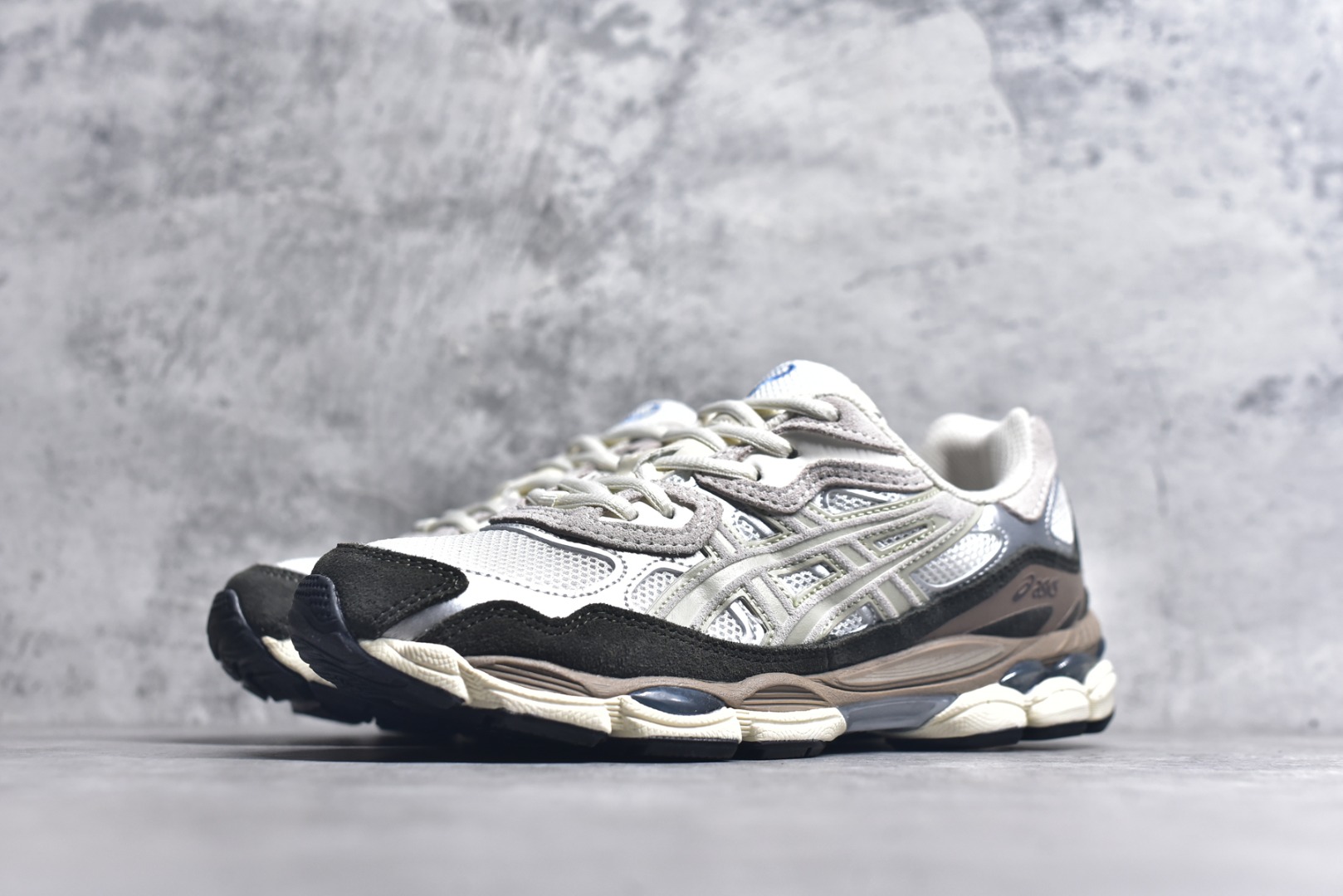 图片[2]-#Asics GEL-NYC 亚瑟士防滑耐磨透气低帮运动休闲鞋 GEL-NYC™ 运动鞋的灵感源自传统和现代高性能跑步风格 其鞋面结构参考了 2000 年代初的 GEL-NIMBUS™ 3 鞋 并将其与 MC-PLUS V 设计中的各种装饰融为一体 该工装通过使用 GEL-CUMULUS® 16 鞋的工装系统来对比鞋面的复古风格 通过轻质泡沫和 GEL® 技术嵌入物的结合 这种中底结构有助于创造先进的脚底舒适度 尺码：36 37 37.5 38 39 40.5 41.5 42 42.5 43.5 44 45-选品中心