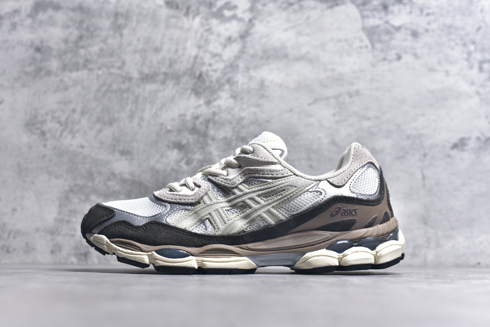 #Asics GEL-NYC 亚瑟士防滑耐磨透气低帮运动休闲鞋 GEL-NYC™ 运动鞋的灵感源自传统和现代高性能跑步风格 其鞋面结构参考了 2000 年代初的 GEL-NIMBUS™ 3 鞋 并将其与 MC-PLUS V 设计中的各种装饰融为一体 该工装通过使用 GEL-CUMULUS® 16 鞋的工装系统来对比鞋面的复古风格 通过轻质泡沫和 GEL® 技术嵌入物的结合 这种中底结构有助于创造先进的脚底舒适度 尺码：36 37 37.5 38 39 40.5 41.5 42 42.5 43.5 44 45-选品中心