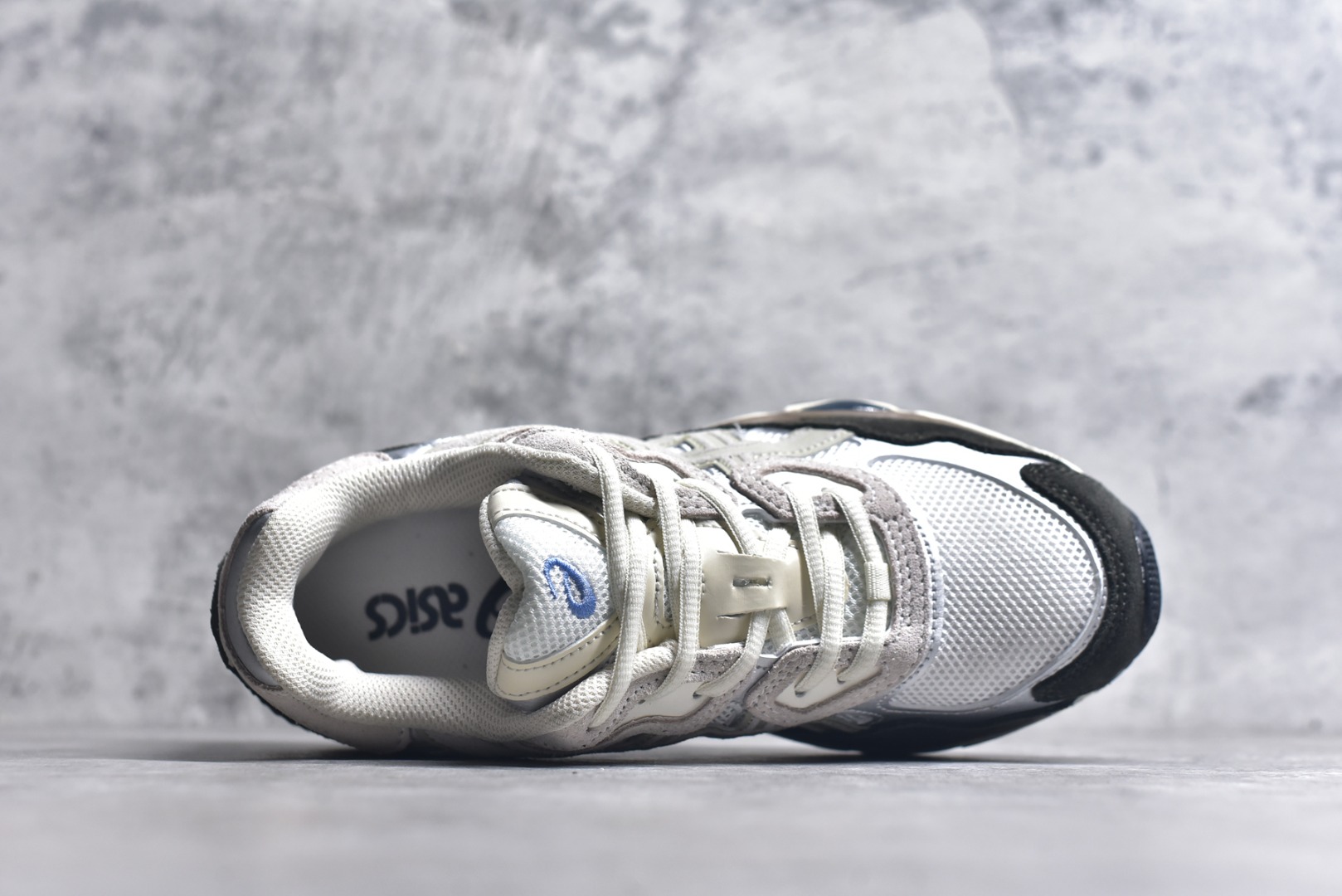 图片[4]-#Asics GEL-NYC 亚瑟士防滑耐磨透气低帮运动休闲鞋 GEL-NYC™ 运动鞋的灵感源自传统和现代高性能跑步风格 其鞋面结构参考了 2000 年代初的 GEL-NIMBUS™ 3 鞋 并将其与 MC-PLUS V 设计中的各种装饰融为一体 该工装通过使用 GEL-CUMULUS® 16 鞋的工装系统来对比鞋面的复古风格 通过轻质泡沫和 GEL® 技术嵌入物的结合 这种中底结构有助于创造先进的脚底舒适度 尺码：36 37 37.5 38 39 40.5 41.5 42 42.5 43.5 44 45-选品中心