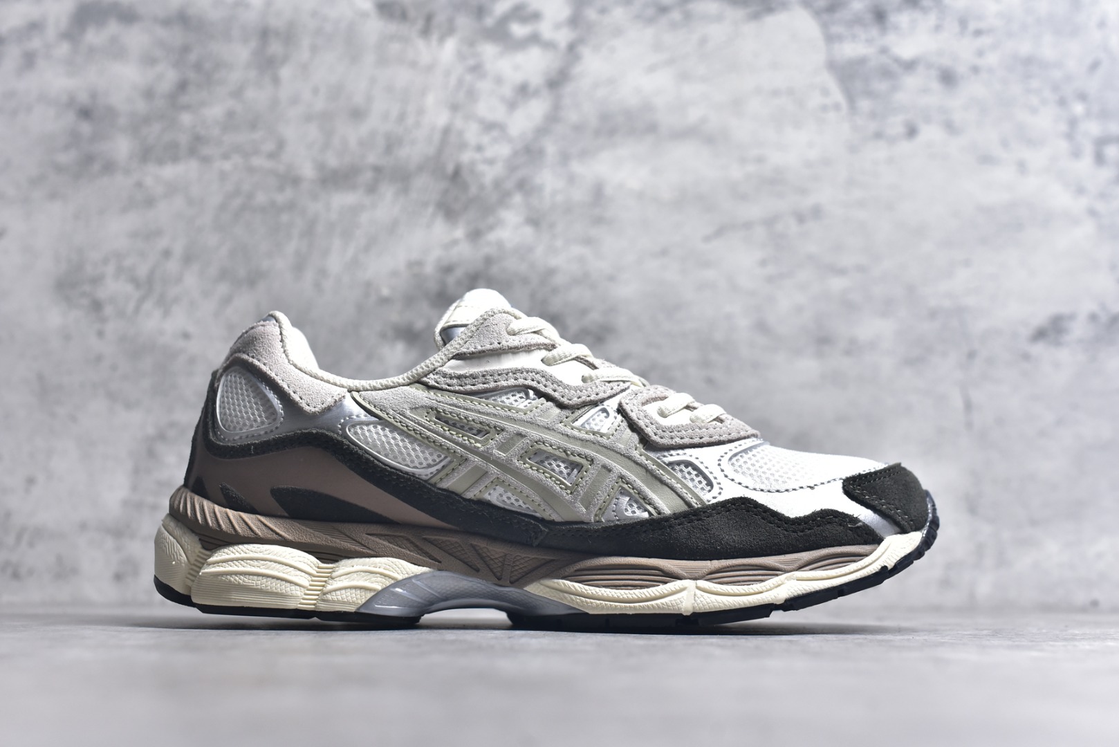 图片[3]-#Asics GEL-NYC 亚瑟士防滑耐磨透气低帮运动休闲鞋 GEL-NYC™ 运动鞋的灵感源自传统和现代高性能跑步风格 其鞋面结构参考了 2000 年代初的 GEL-NIMBUS™ 3 鞋 并将其与 MC-PLUS V 设计中的各种装饰融为一体 该工装通过使用 GEL-CUMULUS® 16 鞋的工装系统来对比鞋面的复古风格 通过轻质泡沫和 GEL® 技术嵌入物的结合 这种中底结构有助于创造先进的脚底舒适度 尺码：36 37 37.5 38 39 40.5 41.5 42 42.5 43.5 44 45-选品中心