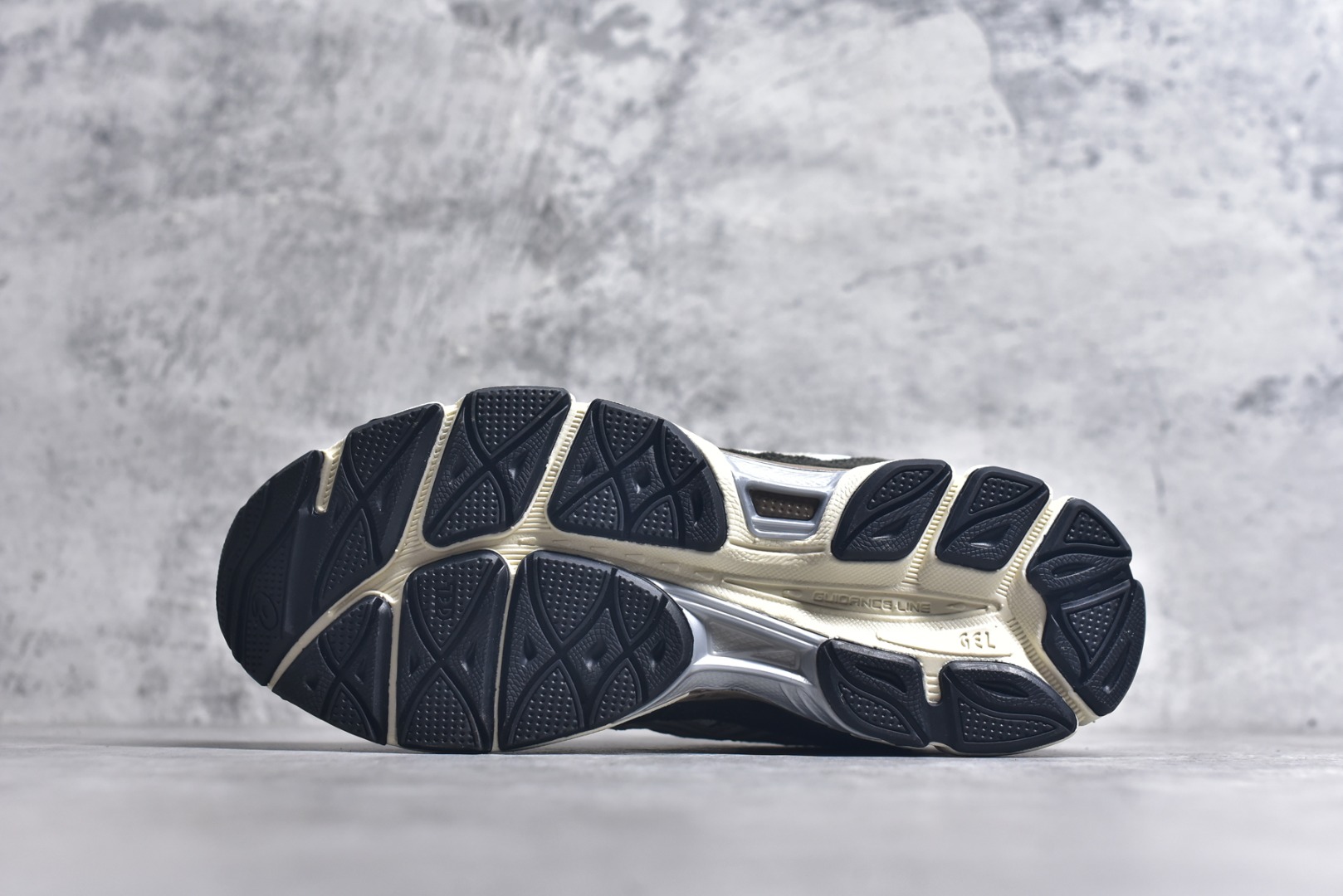 图片[6]-#Asics GEL-NYC 亚瑟士防滑耐磨透气低帮运动休闲鞋 GEL-NYC™ 运动鞋的灵感源自传统和现代高性能跑步风格 其鞋面结构参考了 2000 年代初的 GEL-NIMBUS™ 3 鞋 并将其与 MC-PLUS V 设计中的各种装饰融为一体 该工装通过使用 GEL-CUMULUS® 16 鞋的工装系统来对比鞋面的复古风格 通过轻质泡沫和 GEL® 技术嵌入物的结合 这种中底结构有助于创造先进的脚底舒适度 尺码：36 37 37.5 38 39 40.5 41.5 42 42.5 43.5 44 45-选品中心