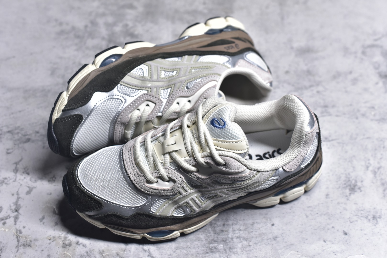 图片[7]-#Asics GEL-NYC 亚瑟士防滑耐磨透气低帮运动休闲鞋 GEL-NYC™ 运动鞋的灵感源自传统和现代高性能跑步风格 其鞋面结构参考了 2000 年代初的 GEL-NIMBUS™ 3 鞋 并将其与 MC-PLUS V 设计中的各种装饰融为一体 该工装通过使用 GEL-CUMULUS® 16 鞋的工装系统来对比鞋面的复古风格 通过轻质泡沫和 GEL® 技术嵌入物的结合 这种中底结构有助于创造先进的脚底舒适度 尺码：36 37 37.5 38 39 40.5 41.5 42 42.5 43.5 44 45-选品中心