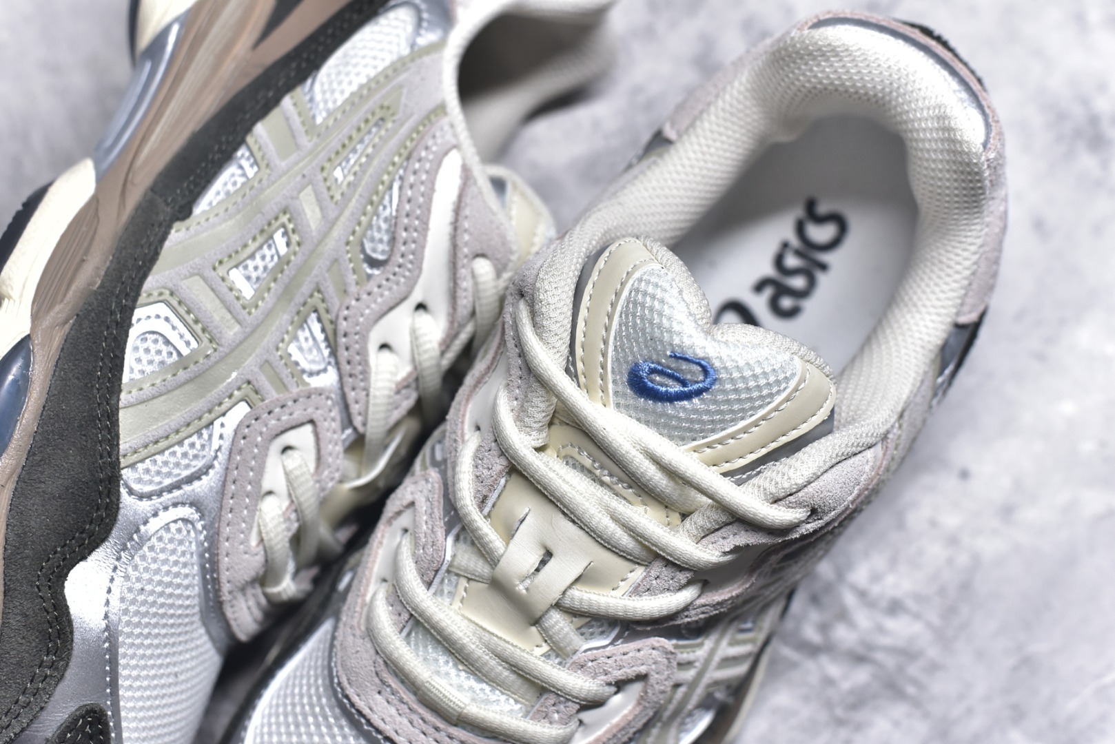图片[9]-#Asics GEL-NYC 亚瑟士防滑耐磨透气低帮运动休闲鞋 GEL-NYC™ 运动鞋的灵感源自传统和现代高性能跑步风格 其鞋面结构参考了 2000 年代初的 GEL-NIMBUS™ 3 鞋 并将其与 MC-PLUS V 设计中的各种装饰融为一体 该工装通过使用 GEL-CUMULUS® 16 鞋的工装系统来对比鞋面的复古风格 通过轻质泡沫和 GEL® 技术嵌入物的结合 这种中底结构有助于创造先进的脚底舒适度 尺码：36 37 37.5 38 39 40.5 41.5 42 42.5 43.5 44 45-选品中心