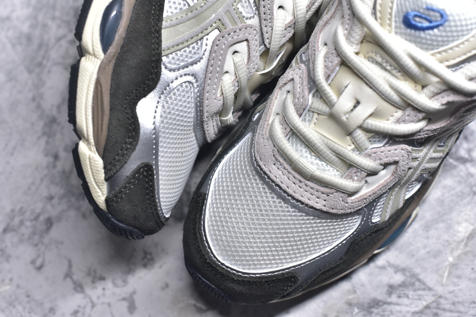 图片[8]-#Asics GEL-NYC 亚瑟士防滑耐磨透气低帮运动休闲鞋 GEL-NYC™ 运动鞋的灵感源自传统和现代高性能跑步风格 其鞋面结构参考了 2000 年代初的 GEL-NIMBUS™ 3 鞋 并将其与 MC-PLUS V 设计中的各种装饰融为一体 该工装通过使用 GEL-CUMULUS® 16 鞋的工装系统来对比鞋面的复古风格 通过轻质泡沫和 GEL® 技术嵌入物的结合 这种中底结构有助于创造先进的脚底舒适度 尺码：36 37 37.5 38 39 40.5 41.5 42 42.5 43.5 44 45-选品中心