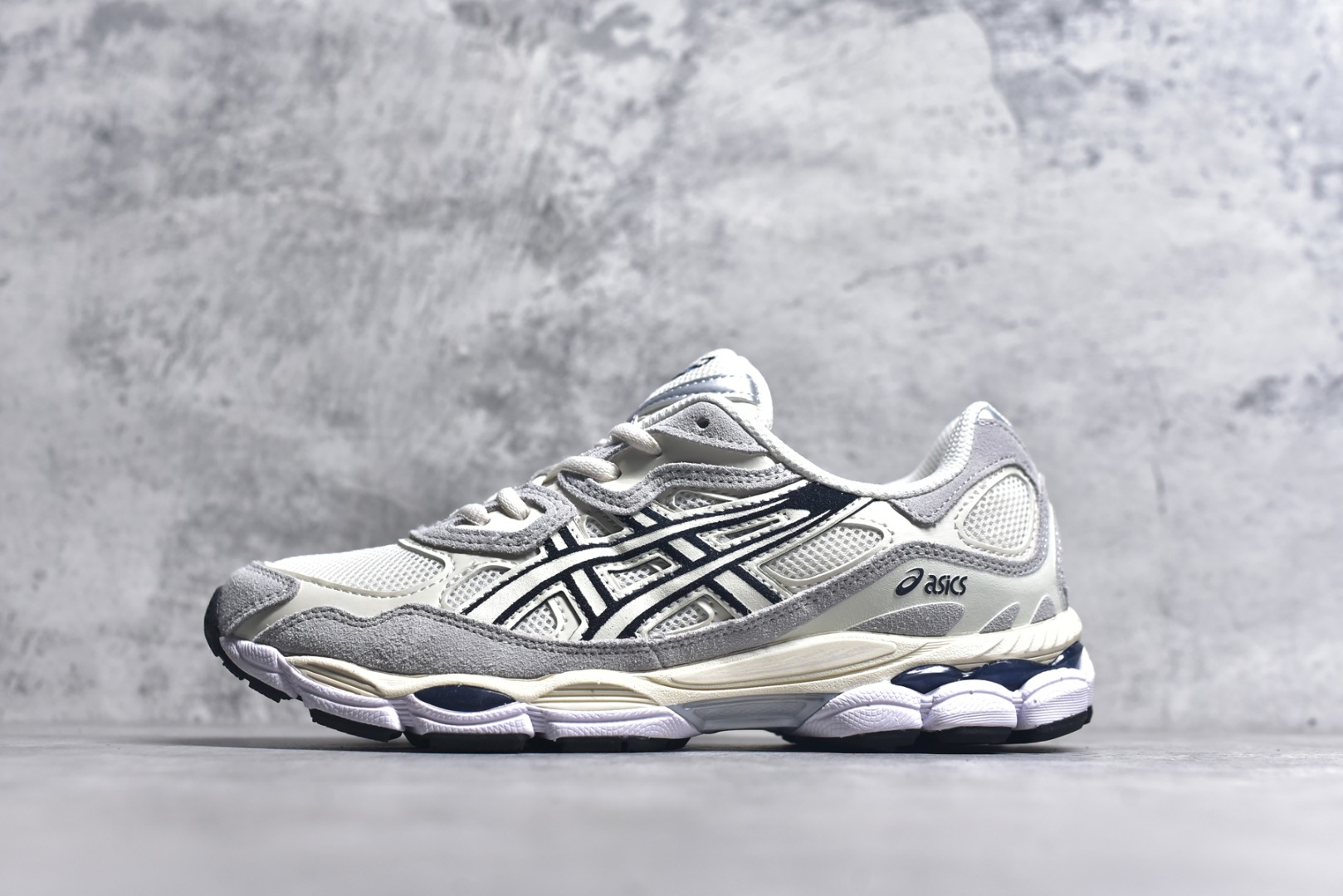 #Asics GEL-NYC 亚瑟士防滑耐磨透气低帮运动休闲鞋 GEL-NYC™ 运动鞋的灵感源自传统和现代高性能跑步风格 其鞋面结构参考了 2000 年代初的 GEL-NIMBUS™ 3 鞋 并将其与 MC-PLUS V 设计中的各种装饰融为一体 该工装通过使用 GEL-CUMULUS® 16 鞋的工装系统来对比鞋面的复古风格 通过轻质泡沫和 GEL® 技术嵌入物的结合 这种中底结构有助于创造先进的脚底舒适度 尺码：36 37 37.5 38 39 40.5 41.5 42 42.5 43.5 44 45-选品中心