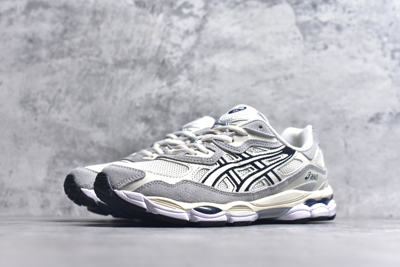 图片[2]-#Asics GEL-NYC 亚瑟士防滑耐磨透气低帮运动休闲鞋 GEL-NYC™ 运动鞋的灵感源自传统和现代高性能跑步风格 其鞋面结构参考了 2000 年代初的 GEL-NIMBUS™ 3 鞋 并将其与 MC-PLUS V 设计中的各种装饰融为一体 该工装通过使用 GEL-CUMULUS® 16 鞋的工装系统来对比鞋面的复古风格 通过轻质泡沫和 GEL® 技术嵌入物的结合 这种中底结构有助于创造先进的脚底舒适度 尺码：36 37 37.5 38 39 40.5 41.5 42 42.5 43.5 44 45-选品中心