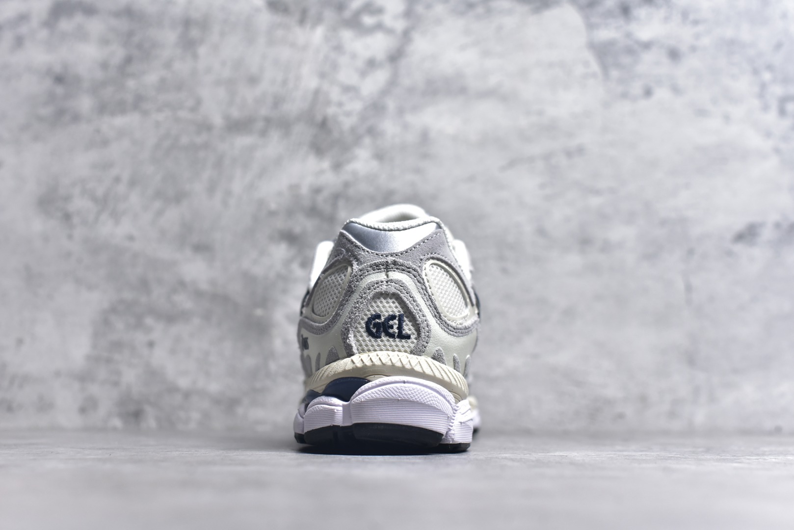 图片[5]-#Asics GEL-NYC 亚瑟士防滑耐磨透气低帮运动休闲鞋 GEL-NYC™ 运动鞋的灵感源自传统和现代高性能跑步风格 其鞋面结构参考了 2000 年代初的 GEL-NIMBUS™ 3 鞋 并将其与 MC-PLUS V 设计中的各种装饰融为一体 该工装通过使用 GEL-CUMULUS® 16 鞋的工装系统来对比鞋面的复古风格 通过轻质泡沫和 GEL® 技术嵌入物的结合 这种中底结构有助于创造先进的脚底舒适度 尺码：36 37 37.5 38 39 40.5 41.5 42 42.5 43.5 44 45-选品中心