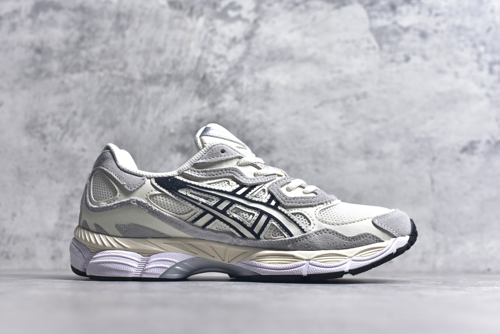 图片[3]-#Asics GEL-NYC 亚瑟士防滑耐磨透气低帮运动休闲鞋 GEL-NYC™ 运动鞋的灵感源自传统和现代高性能跑步风格 其鞋面结构参考了 2000 年代初的 GEL-NIMBUS™ 3 鞋 并将其与 MC-PLUS V 设计中的各种装饰融为一体 该工装通过使用 GEL-CUMULUS® 16 鞋的工装系统来对比鞋面的复古风格 通过轻质泡沫和 GEL® 技术嵌入物的结合 这种中底结构有助于创造先进的脚底舒适度 尺码：36 37 37.5 38 39 40.5 41.5 42 42.5 43.5 44 45-选品中心