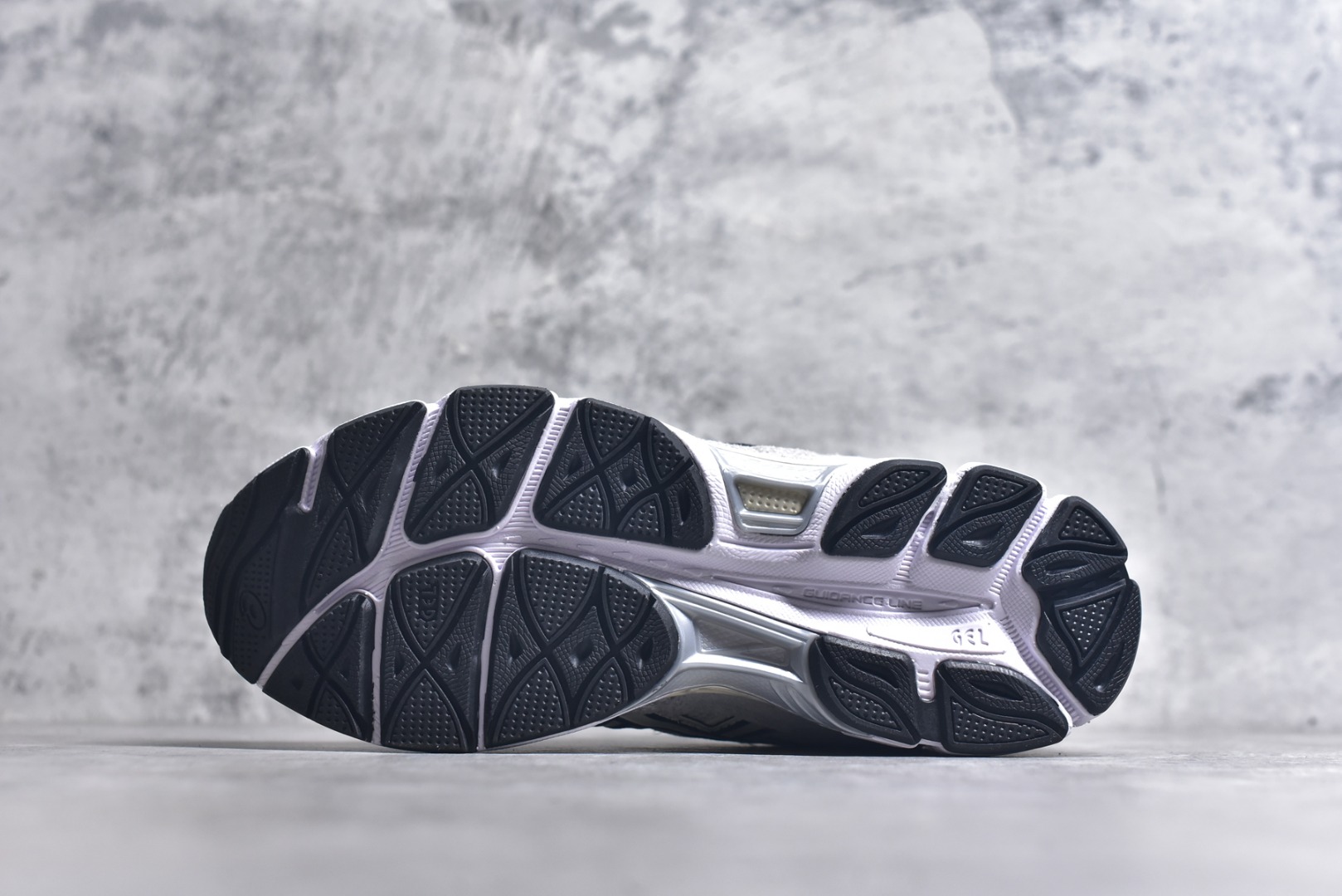 图片[6]-#Asics GEL-NYC 亚瑟士防滑耐磨透气低帮运动休闲鞋 GEL-NYC™ 运动鞋的灵感源自传统和现代高性能跑步风格 其鞋面结构参考了 2000 年代初的 GEL-NIMBUS™ 3 鞋 并将其与 MC-PLUS V 设计中的各种装饰融为一体 该工装通过使用 GEL-CUMULUS® 16 鞋的工装系统来对比鞋面的复古风格 通过轻质泡沫和 GEL® 技术嵌入物的结合 这种中底结构有助于创造先进的脚底舒适度 尺码：36 37 37.5 38 39 40.5 41.5 42 42.5 43.5 44 45-选品中心