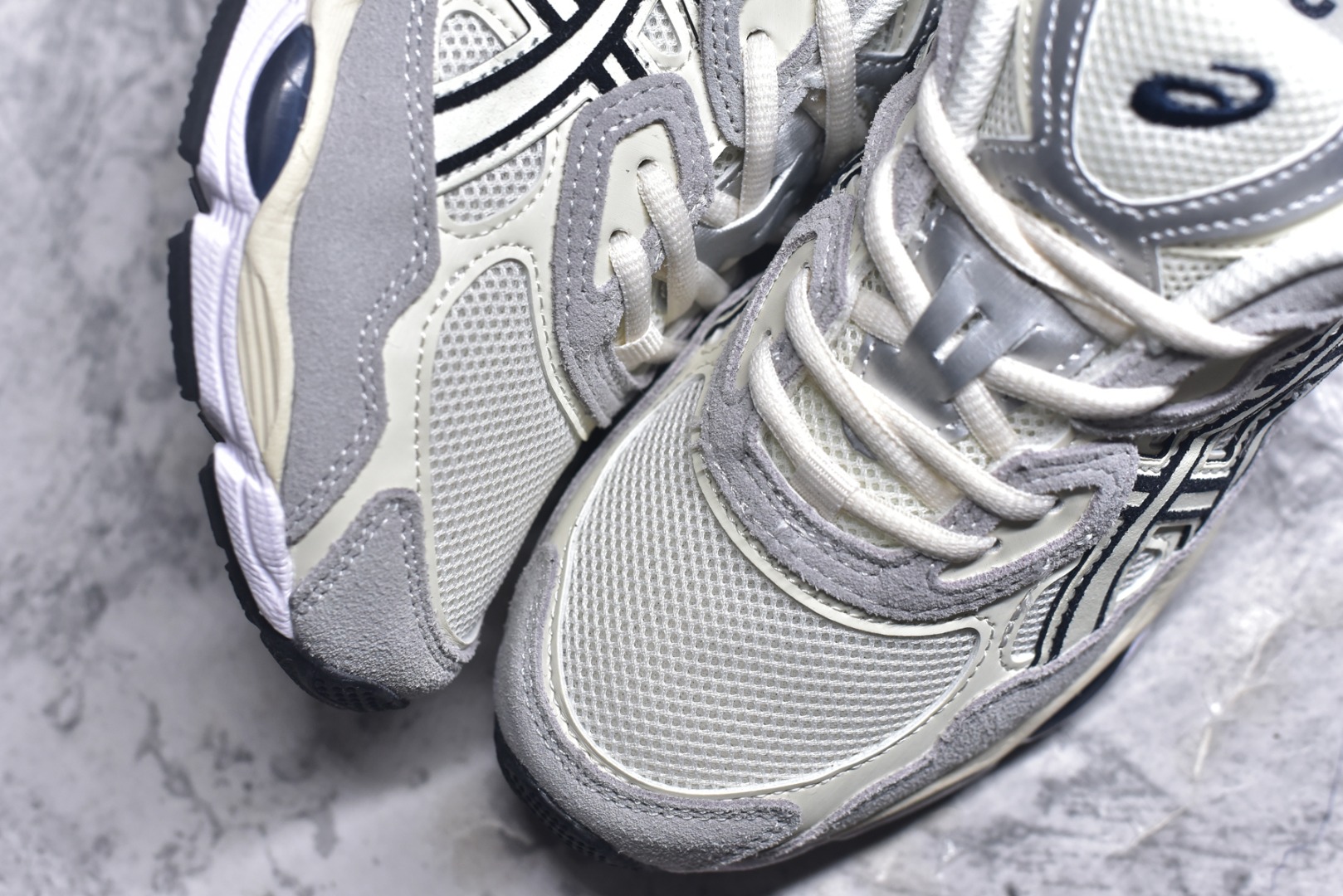 图片[8]-#Asics GEL-NYC 亚瑟士防滑耐磨透气低帮运动休闲鞋 GEL-NYC™ 运动鞋的灵感源自传统和现代高性能跑步风格 其鞋面结构参考了 2000 年代初的 GEL-NIMBUS™ 3 鞋 并将其与 MC-PLUS V 设计中的各种装饰融为一体 该工装通过使用 GEL-CUMULUS® 16 鞋的工装系统来对比鞋面的复古风格 通过轻质泡沫和 GEL® 技术嵌入物的结合 这种中底结构有助于创造先进的脚底舒适度 尺码：36 37 37.5 38 39 40.5 41.5 42 42.5 43.5 44 45-选品中心