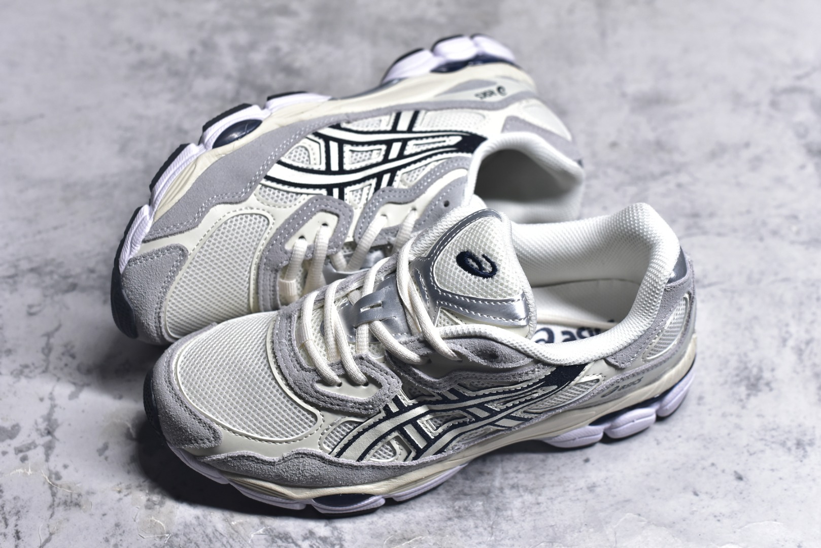 图片[7]-#Asics GEL-NYC 亚瑟士防滑耐磨透气低帮运动休闲鞋 GEL-NYC™ 运动鞋的灵感源自传统和现代高性能跑步风格 其鞋面结构参考了 2000 年代初的 GEL-NIMBUS™ 3 鞋 并将其与 MC-PLUS V 设计中的各种装饰融为一体 该工装通过使用 GEL-CUMULUS® 16 鞋的工装系统来对比鞋面的复古风格 通过轻质泡沫和 GEL® 技术嵌入物的结合 这种中底结构有助于创造先进的脚底舒适度 尺码：36 37 37.5 38 39 40.5 41.5 42 42.5 43.5 44 45-选品中心