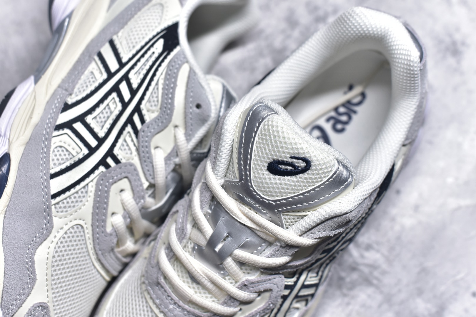 图片[9]-#Asics GEL-NYC 亚瑟士防滑耐磨透气低帮运动休闲鞋 GEL-NYC™ 运动鞋的灵感源自传统和现代高性能跑步风格 其鞋面结构参考了 2000 年代初的 GEL-NIMBUS™ 3 鞋 并将其与 MC-PLUS V 设计中的各种装饰融为一体 该工装通过使用 GEL-CUMULUS® 16 鞋的工装系统来对比鞋面的复古风格 通过轻质泡沫和 GEL® 技术嵌入物的结合 这种中底结构有助于创造先进的脚底舒适度 尺码：36 37 37.5 38 39 40.5 41.5 42 42.5 43.5 44 45-选品中心