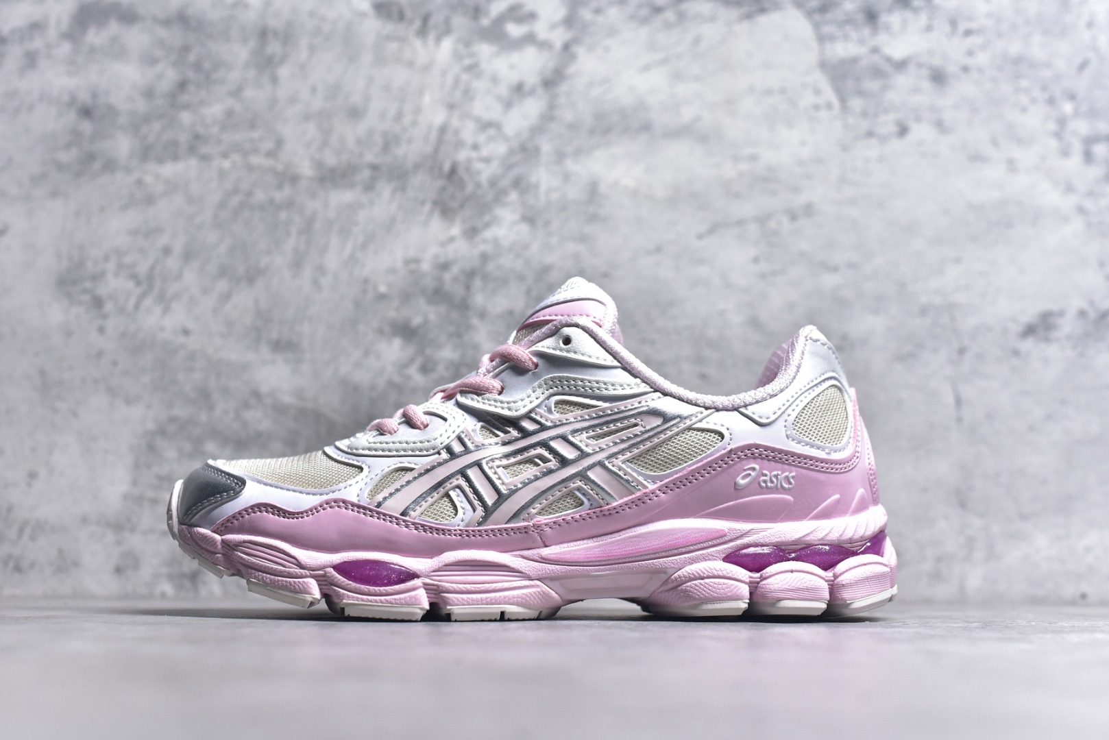 #Asics GEL-NYC 亚瑟士防滑耐磨透气低帮运动休闲鞋 GEL-NYC™ 运动鞋的灵感源自传统和现代高性能跑步风格 其鞋面结构参考了 2000 年代初的 GEL-NIMBUS™ 3 鞋 并将其与 MC-PLUS V 设计中的各种装饰融为一体 该工装通过使用 GEL-CUMULUS® 16 鞋的工装系统来对比鞋面的复古风格 通过轻质泡沫和 GEL® 技术嵌入物的结合 这种中底结构有助于创造先进的脚底舒适度 尺码：36 37 37.5 38 39 40.5 41.5 42 42.5 43.5 44 45-选品中心