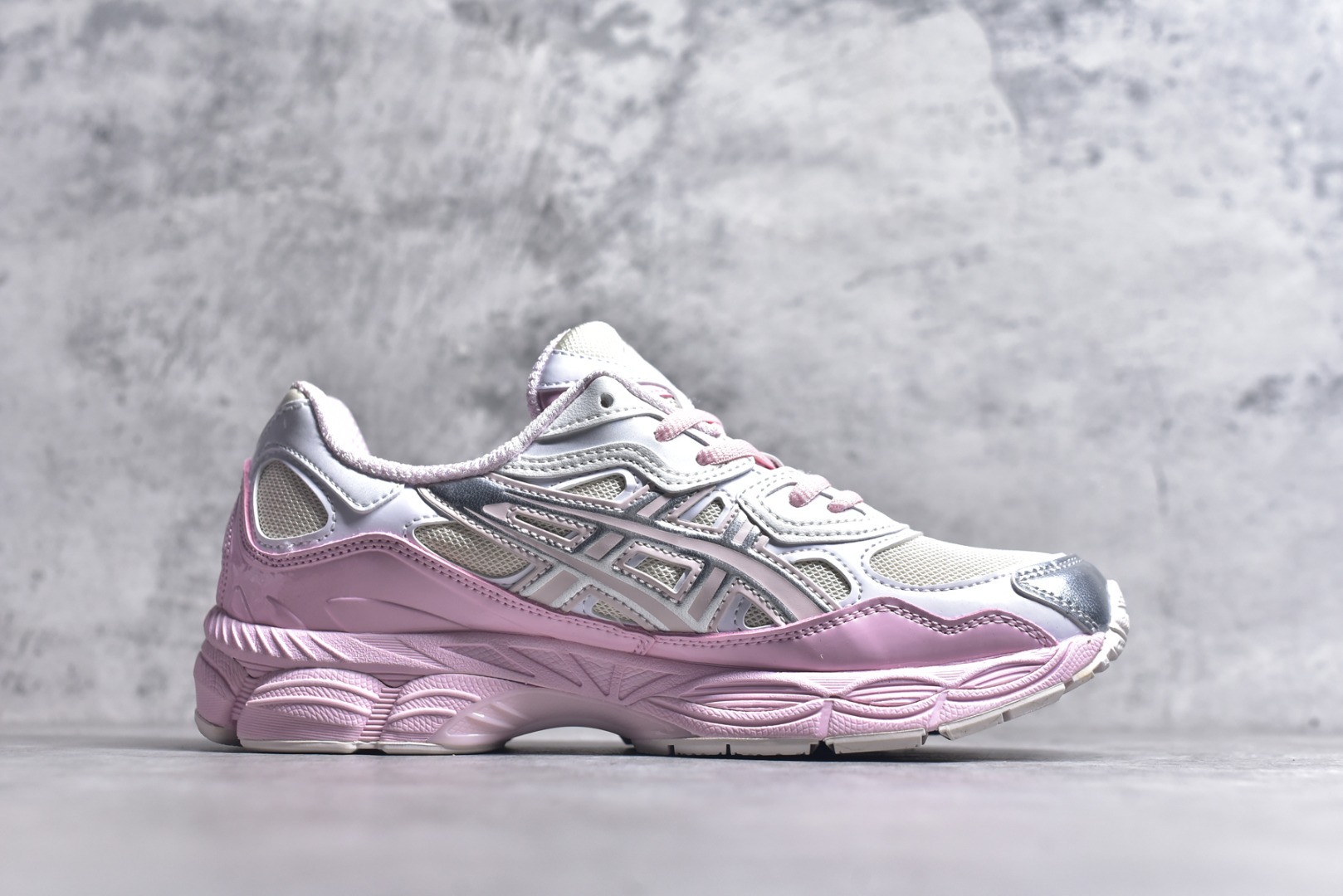 图片[3]-#Asics GEL-NYC 亚瑟士防滑耐磨透气低帮运动休闲鞋 GEL-NYC™ 运动鞋的灵感源自传统和现代高性能跑步风格 其鞋面结构参考了 2000 年代初的 GEL-NIMBUS™ 3 鞋 并将其与 MC-PLUS V 设计中的各种装饰融为一体 该工装通过使用 GEL-CUMULUS® 16 鞋的工装系统来对比鞋面的复古风格 通过轻质泡沫和 GEL® 技术嵌入物的结合 这种中底结构有助于创造先进的脚底舒适度 尺码：36 37 37.5 38 39 40.5 41.5 42 42.5 43.5 44 45-选品中心