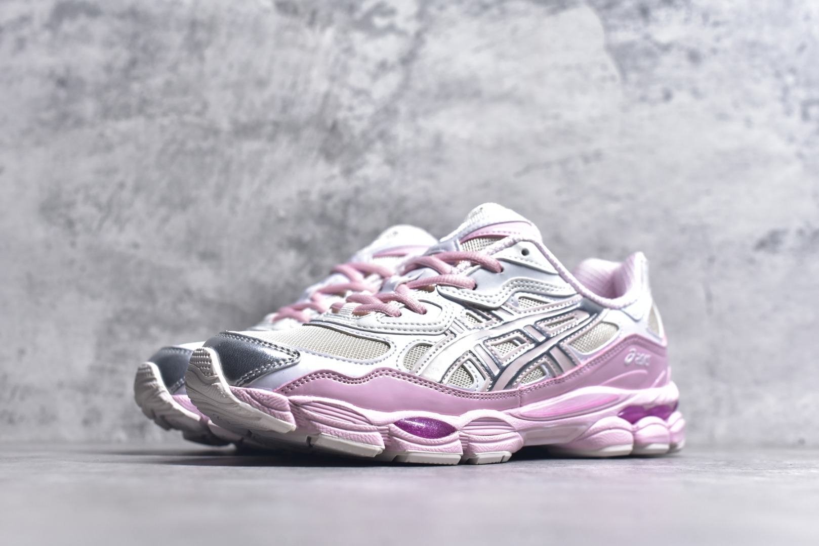 图片[2]-#Asics GEL-NYC 亚瑟士防滑耐磨透气低帮运动休闲鞋 GEL-NYC™ 运动鞋的灵感源自传统和现代高性能跑步风格 其鞋面结构参考了 2000 年代初的 GEL-NIMBUS™ 3 鞋 并将其与 MC-PLUS V 设计中的各种装饰融为一体 该工装通过使用 GEL-CUMULUS® 16 鞋的工装系统来对比鞋面的复古风格 通过轻质泡沫和 GEL® 技术嵌入物的结合 这种中底结构有助于创造先进的脚底舒适度 尺码：36 37 37.5 38 39 40.5 41.5 42 42.5 43.5 44 45-选品中心