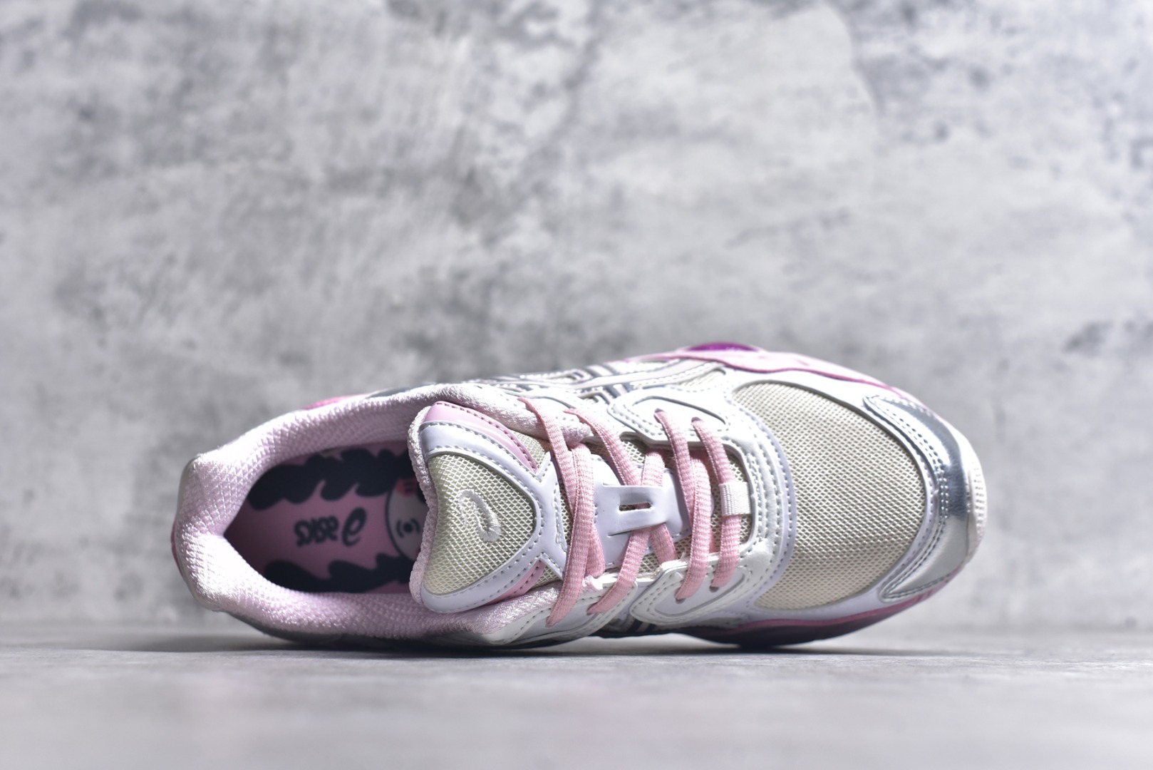 图片[4]-#Asics GEL-NYC 亚瑟士防滑耐磨透气低帮运动休闲鞋 GEL-NYC™ 运动鞋的灵感源自传统和现代高性能跑步风格 其鞋面结构参考了 2000 年代初的 GEL-NIMBUS™ 3 鞋 并将其与 MC-PLUS V 设计中的各种装饰融为一体 该工装通过使用 GEL-CUMULUS® 16 鞋的工装系统来对比鞋面的复古风格 通过轻质泡沫和 GEL® 技术嵌入物的结合 这种中底结构有助于创造先进的脚底舒适度 尺码：36 37 37.5 38 39 40.5 41.5 42 42.5 43.5 44 45-选品中心
