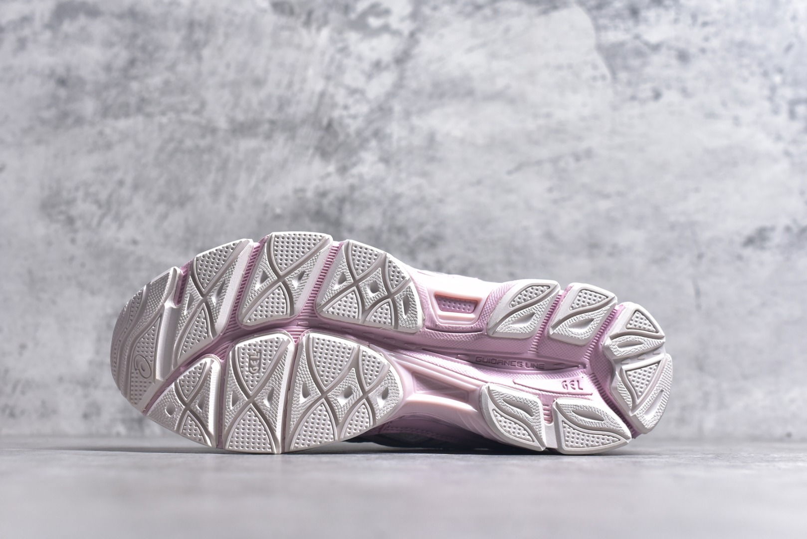 图片[6]-#Asics GEL-NYC 亚瑟士防滑耐磨透气低帮运动休闲鞋 GEL-NYC™ 运动鞋的灵感源自传统和现代高性能跑步风格 其鞋面结构参考了 2000 年代初的 GEL-NIMBUS™ 3 鞋 并将其与 MC-PLUS V 设计中的各种装饰融为一体 该工装通过使用 GEL-CUMULUS® 16 鞋的工装系统来对比鞋面的复古风格 通过轻质泡沫和 GEL® 技术嵌入物的结合 这种中底结构有助于创造先进的脚底舒适度 尺码：36 37 37.5 38 39 40.5 41.5 42 42.5 43.5 44 45-选品中心