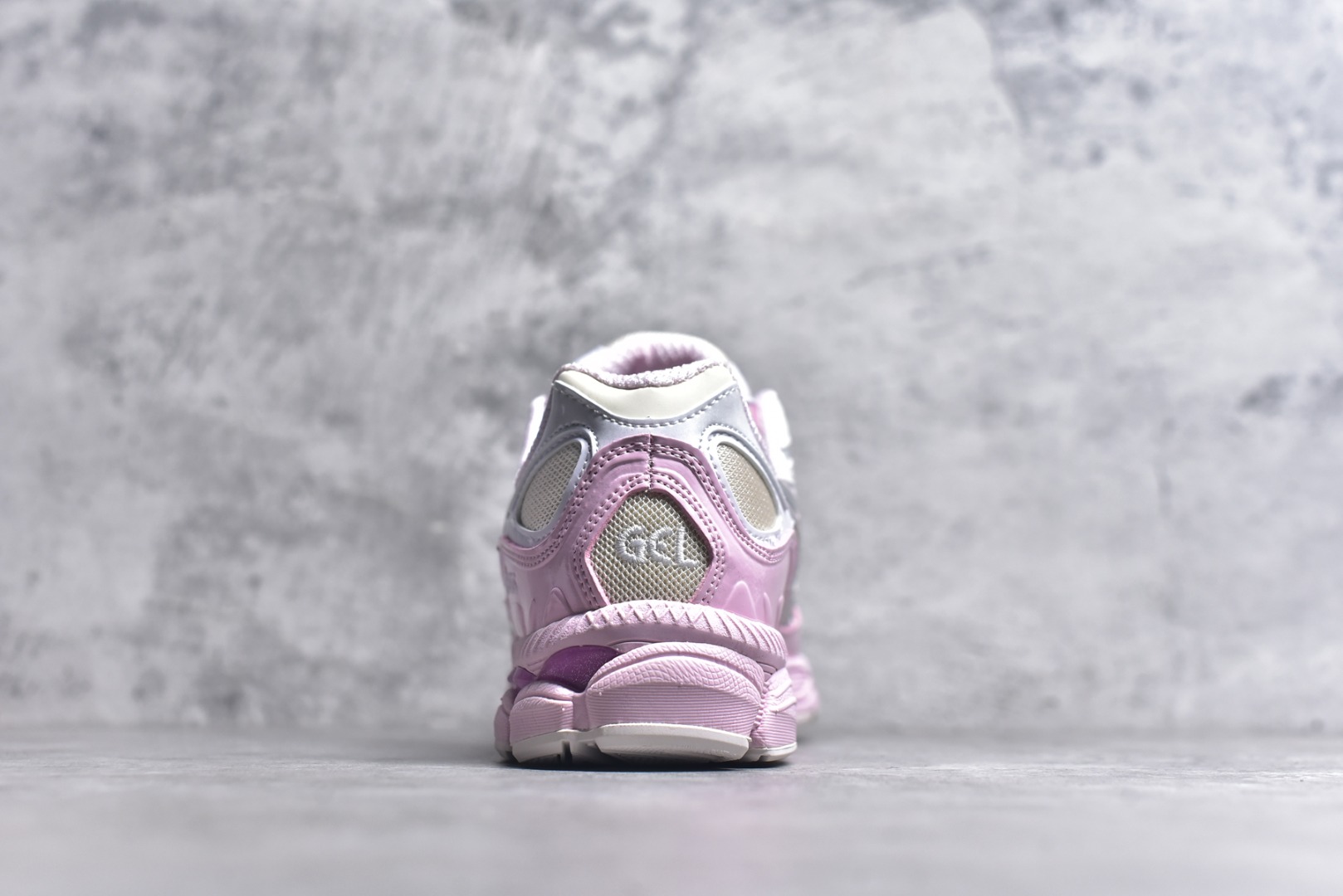 图片[5]-#Asics GEL-NYC 亚瑟士防滑耐磨透气低帮运动休闲鞋 GEL-NYC™ 运动鞋的灵感源自传统和现代高性能跑步风格 其鞋面结构参考了 2000 年代初的 GEL-NIMBUS™ 3 鞋 并将其与 MC-PLUS V 设计中的各种装饰融为一体 该工装通过使用 GEL-CUMULUS® 16 鞋的工装系统来对比鞋面的复古风格 通过轻质泡沫和 GEL® 技术嵌入物的结合 这种中底结构有助于创造先进的脚底舒适度 尺码：36 37 37.5 38 39 40.5 41.5 42 42.5 43.5 44 45-选品中心