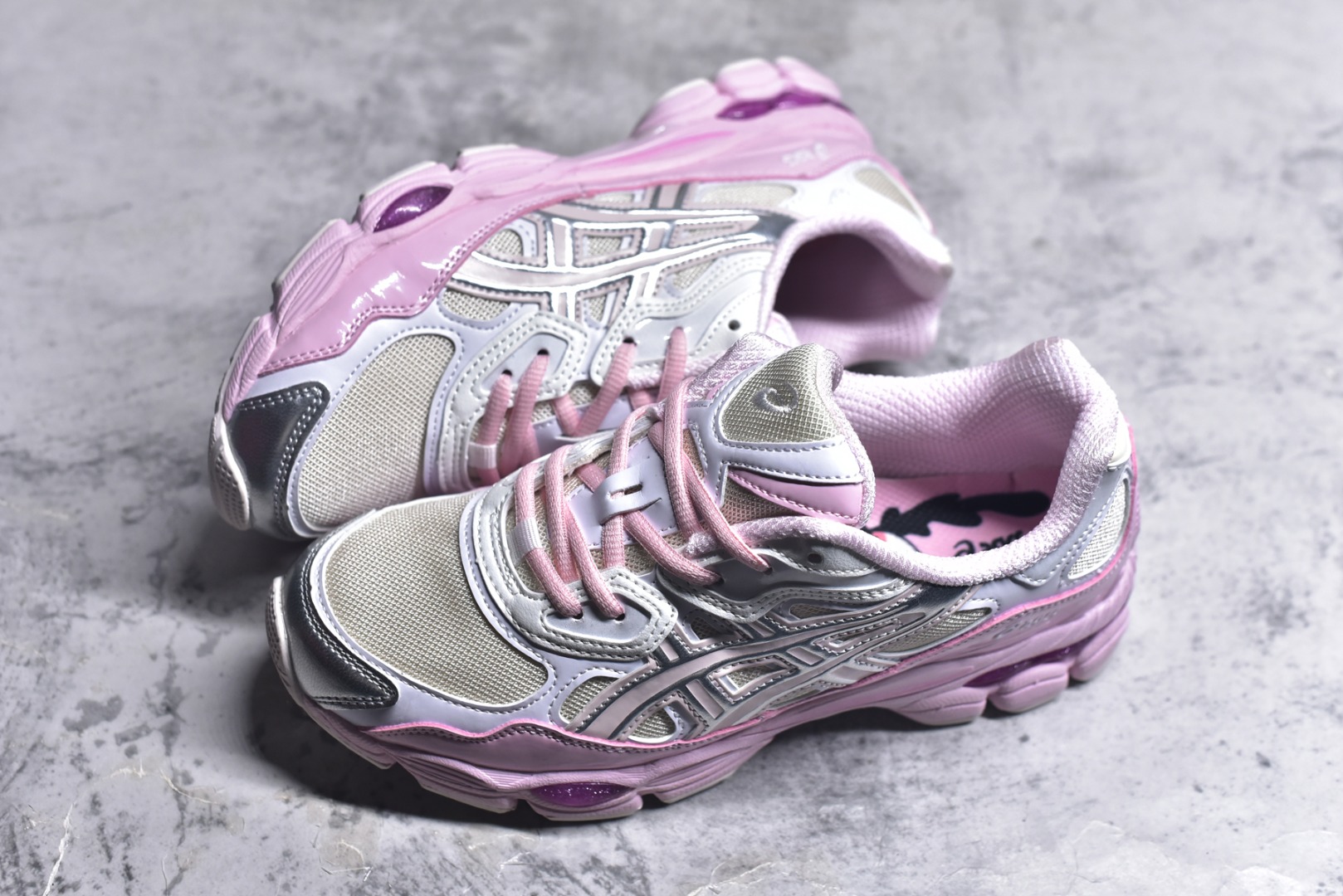图片[7]-#Asics GEL-NYC 亚瑟士防滑耐磨透气低帮运动休闲鞋 GEL-NYC™ 运动鞋的灵感源自传统和现代高性能跑步风格 其鞋面结构参考了 2000 年代初的 GEL-NIMBUS™ 3 鞋 并将其与 MC-PLUS V 设计中的各种装饰融为一体 该工装通过使用 GEL-CUMULUS® 16 鞋的工装系统来对比鞋面的复古风格 通过轻质泡沫和 GEL® 技术嵌入物的结合 这种中底结构有助于创造先进的脚底舒适度 尺码：36 37 37.5 38 39 40.5 41.5 42 42.5 43.5 44 45-选品中心