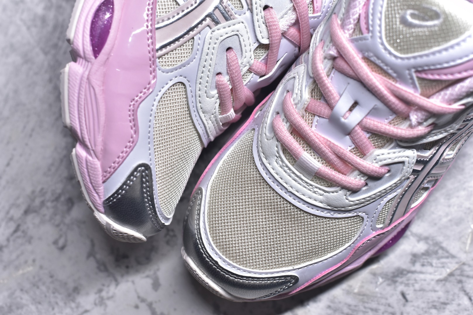 图片[8]-#Asics GEL-NYC 亚瑟士防滑耐磨透气低帮运动休闲鞋 GEL-NYC™ 运动鞋的灵感源自传统和现代高性能跑步风格 其鞋面结构参考了 2000 年代初的 GEL-NIMBUS™ 3 鞋 并将其与 MC-PLUS V 设计中的各种装饰融为一体 该工装通过使用 GEL-CUMULUS® 16 鞋的工装系统来对比鞋面的复古风格 通过轻质泡沫和 GEL® 技术嵌入物的结合 这种中底结构有助于创造先进的脚底舒适度 尺码：36 37 37.5 38 39 40.5 41.5 42 42.5 43.5 44 45-选品中心
