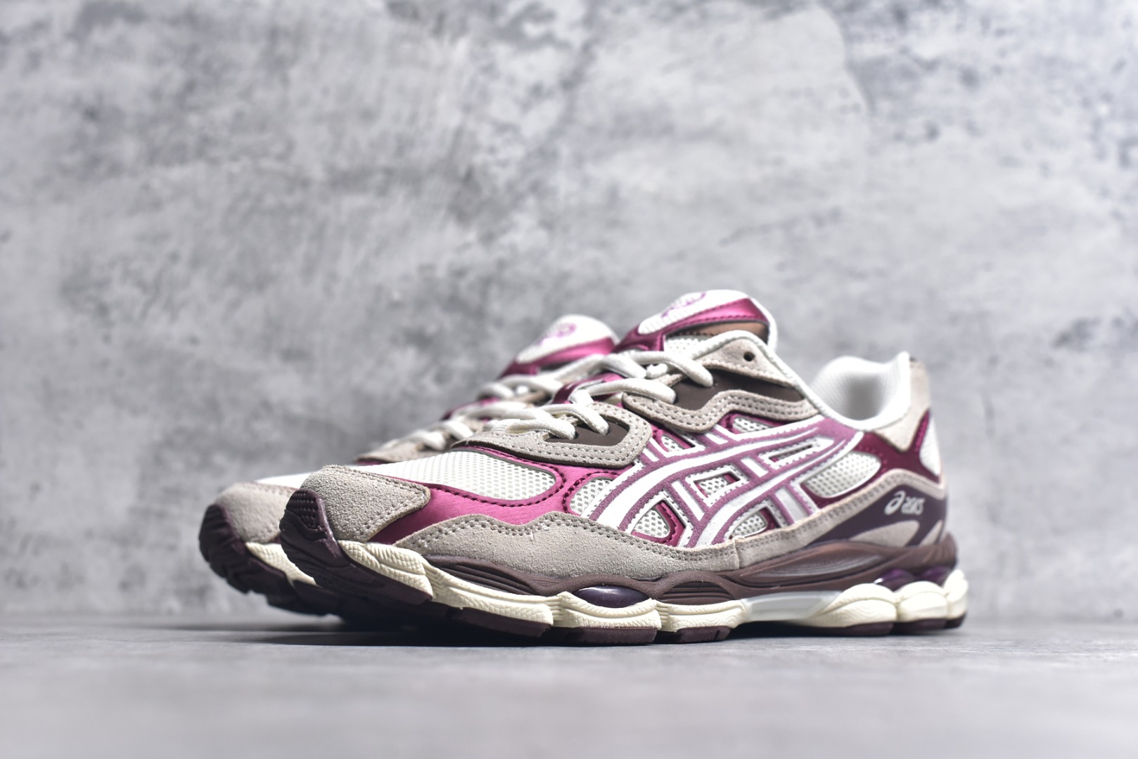 图片[2]-#Asics GEL-NYC 亚瑟士防滑耐磨透气低帮运动休闲鞋 GEL-NYC™ 运动鞋的灵感源自传统和现代高性能跑步风格 其鞋面结构参考了 2000 年代初的 GEL-NIMBUS™ 3 鞋 并将其与 MC-PLUS V 设计中的各种装饰融为一体 该工装通过使用 GEL-CUMULUS® 16 鞋的工装系统来对比鞋面的复古风格 通过轻质泡沫和 GEL® 技术嵌入物的结合 这种中底结构有助于创造先进的脚底舒适度 尺码：36 37 37.5 38 39 40.5 41.5 42 42.5 43.5 44 45-选品中心