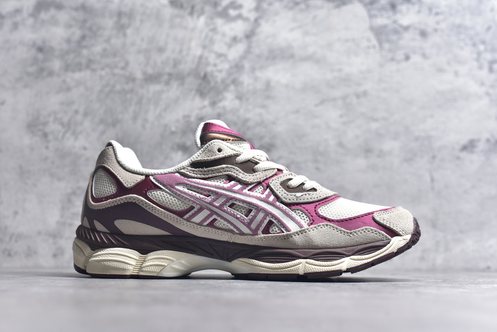 图片[3]-#Asics GEL-NYC 亚瑟士防滑耐磨透气低帮运动休闲鞋 GEL-NYC™ 运动鞋的灵感源自传统和现代高性能跑步风格 其鞋面结构参考了 2000 年代初的 GEL-NIMBUS™ 3 鞋 并将其与 MC-PLUS V 设计中的各种装饰融为一体 该工装通过使用 GEL-CUMULUS® 16 鞋的工装系统来对比鞋面的复古风格 通过轻质泡沫和 GEL® 技术嵌入物的结合 这种中底结构有助于创造先进的脚底舒适度 尺码：36 37 37.5 38 39 40.5 41.5 42 42.5 43.5 44 45-选品中心