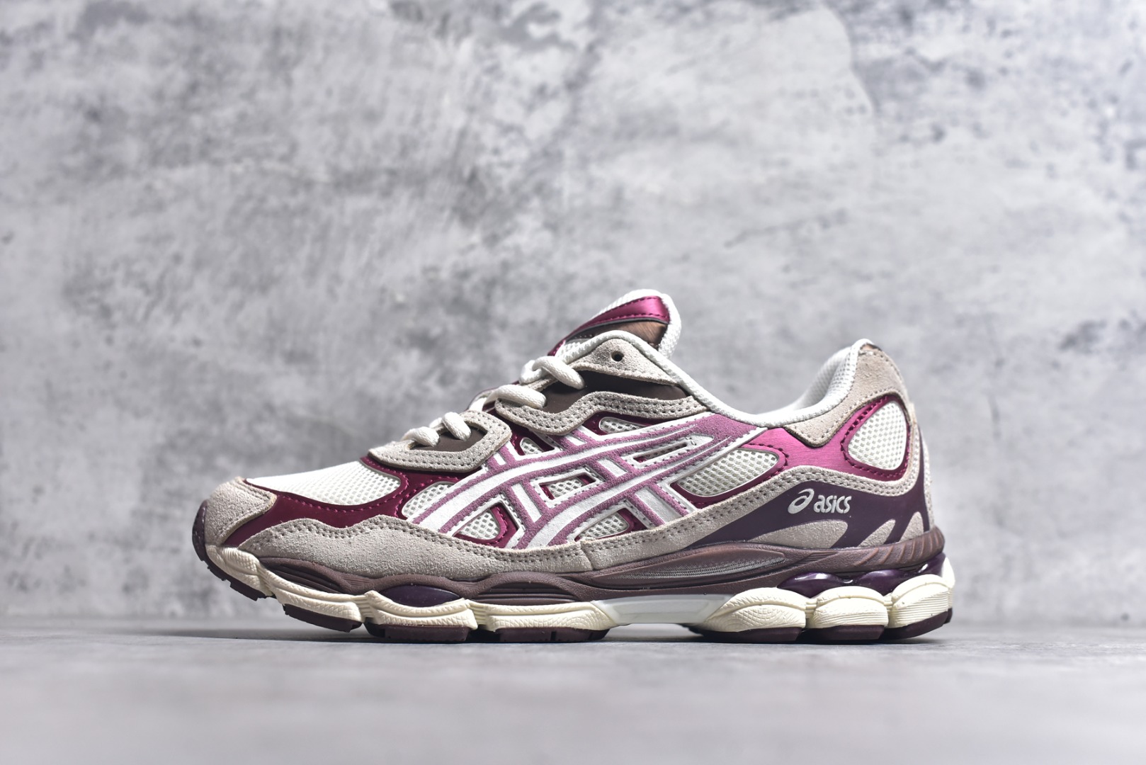 #Asics GEL-NYC 亚瑟士防滑耐磨透气低帮运动休闲鞋 GEL-NYC™ 运动鞋的灵感源自传统和现代高性能跑步风格 其鞋面结构参考了 2000 年代初的 GEL-NIMBUS™ 3 鞋 并将其与 MC-PLUS V 设计中的各种装饰融为一体 该工装通过使用 GEL-CUMULUS® 16 鞋的工装系统来对比鞋面的复古风格 通过轻质泡沫和 GEL® 技术嵌入物的结合 这种中底结构有助于创造先进的脚底舒适度 尺码：36 37 37.5 38 39 40.5 41.5 42 42.5 43.5 44 45-选品中心