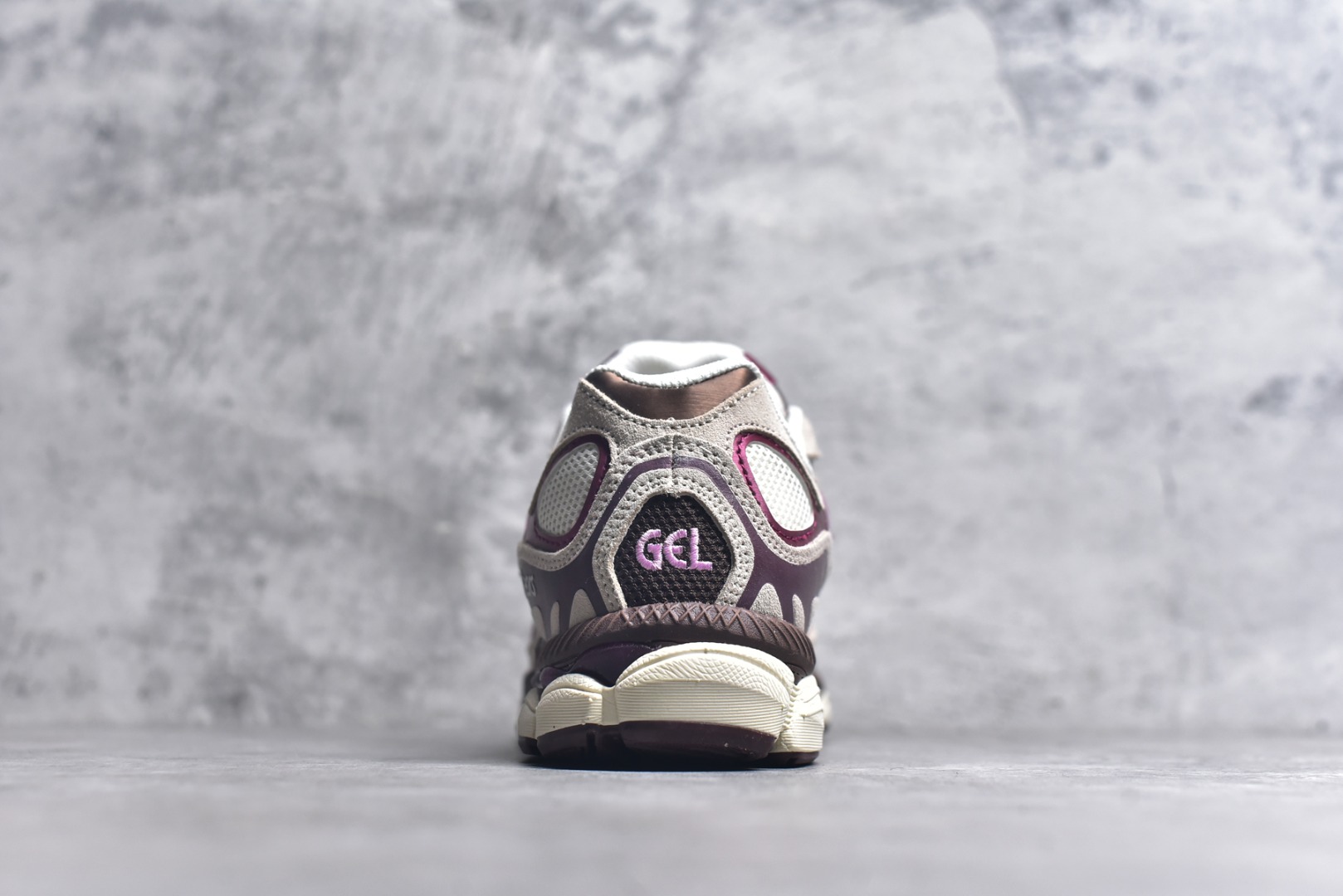 图片[5]-#Asics GEL-NYC 亚瑟士防滑耐磨透气低帮运动休闲鞋 GEL-NYC™ 运动鞋的灵感源自传统和现代高性能跑步风格 其鞋面结构参考了 2000 年代初的 GEL-NIMBUS™ 3 鞋 并将其与 MC-PLUS V 设计中的各种装饰融为一体 该工装通过使用 GEL-CUMULUS® 16 鞋的工装系统来对比鞋面的复古风格 通过轻质泡沫和 GEL® 技术嵌入物的结合 这种中底结构有助于创造先进的脚底舒适度 尺码：36 37 37.5 38 39 40.5 41.5 42 42.5 43.5 44 45-选品中心