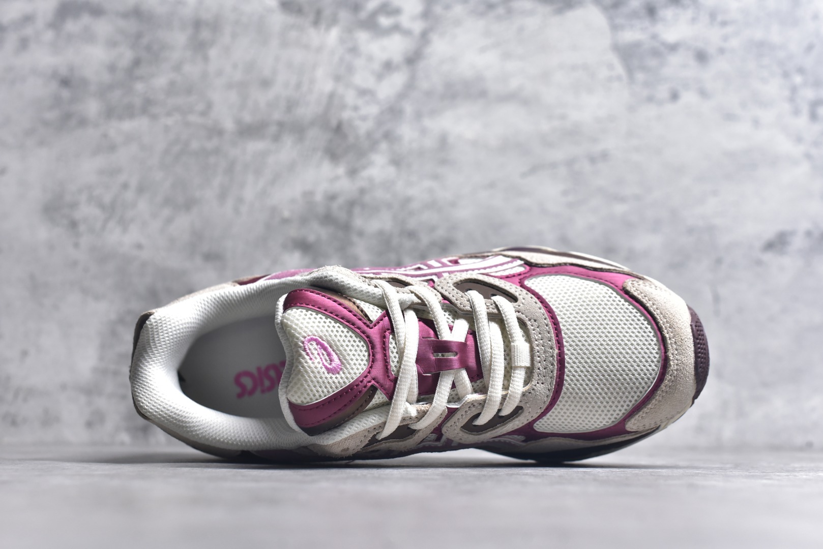 图片[4]-#Asics GEL-NYC 亚瑟士防滑耐磨透气低帮运动休闲鞋 GEL-NYC™ 运动鞋的灵感源自传统和现代高性能跑步风格 其鞋面结构参考了 2000 年代初的 GEL-NIMBUS™ 3 鞋 并将其与 MC-PLUS V 设计中的各种装饰融为一体 该工装通过使用 GEL-CUMULUS® 16 鞋的工装系统来对比鞋面的复古风格 通过轻质泡沫和 GEL® 技术嵌入物的结合 这种中底结构有助于创造先进的脚底舒适度 尺码：36 37 37.5 38 39 40.5 41.5 42 42.5 43.5 44 45-选品中心