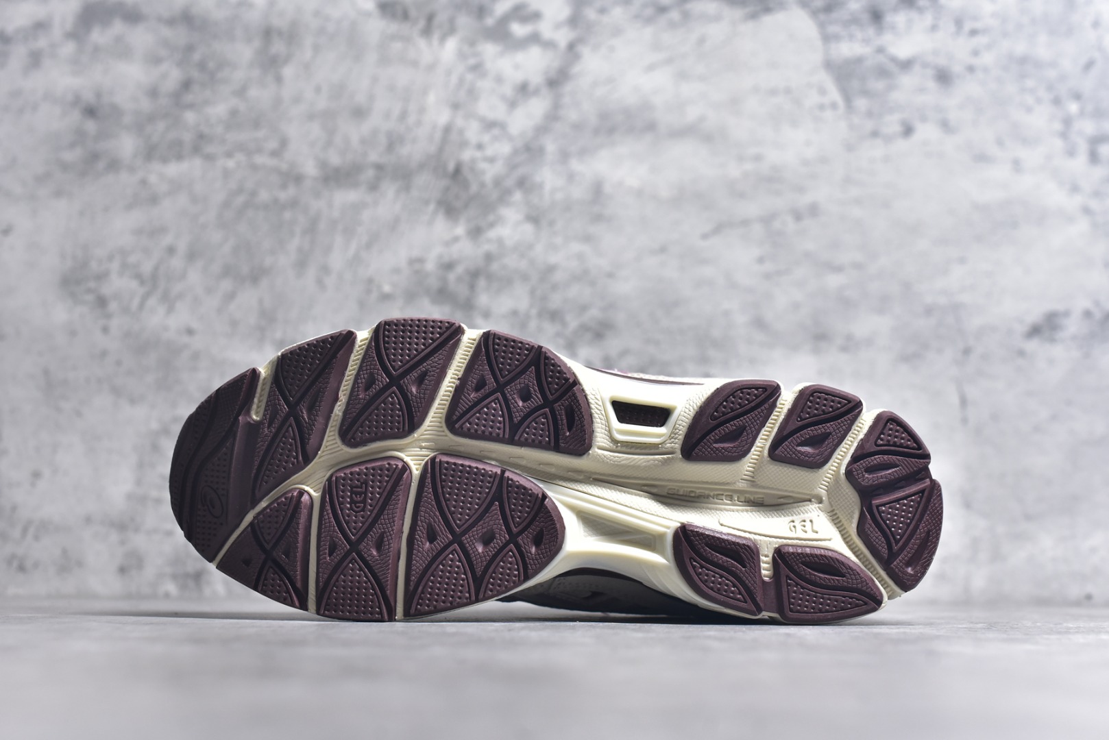 图片[6]-#Asics GEL-NYC 亚瑟士防滑耐磨透气低帮运动休闲鞋 GEL-NYC™ 运动鞋的灵感源自传统和现代高性能跑步风格 其鞋面结构参考了 2000 年代初的 GEL-NIMBUS™ 3 鞋 并将其与 MC-PLUS V 设计中的各种装饰融为一体 该工装通过使用 GEL-CUMULUS® 16 鞋的工装系统来对比鞋面的复古风格 通过轻质泡沫和 GEL® 技术嵌入物的结合 这种中底结构有助于创造先进的脚底舒适度 尺码：36 37 37.5 38 39 40.5 41.5 42 42.5 43.5 44 45-选品中心