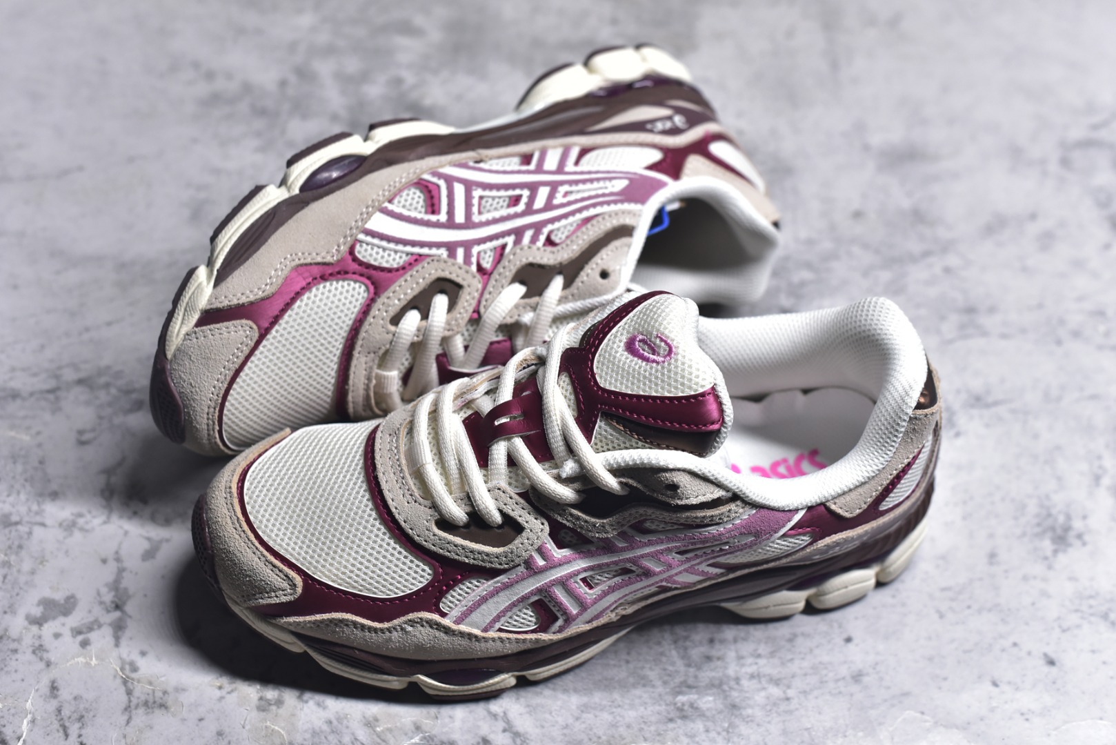 图片[7]-#Asics GEL-NYC 亚瑟士防滑耐磨透气低帮运动休闲鞋 GEL-NYC™ 运动鞋的灵感源自传统和现代高性能跑步风格 其鞋面结构参考了 2000 年代初的 GEL-NIMBUS™ 3 鞋 并将其与 MC-PLUS V 设计中的各种装饰融为一体 该工装通过使用 GEL-CUMULUS® 16 鞋的工装系统来对比鞋面的复古风格 通过轻质泡沫和 GEL® 技术嵌入物的结合 这种中底结构有助于创造先进的脚底舒适度 尺码：36 37 37.5 38 39 40.5 41.5 42 42.5 43.5 44 45-选品中心