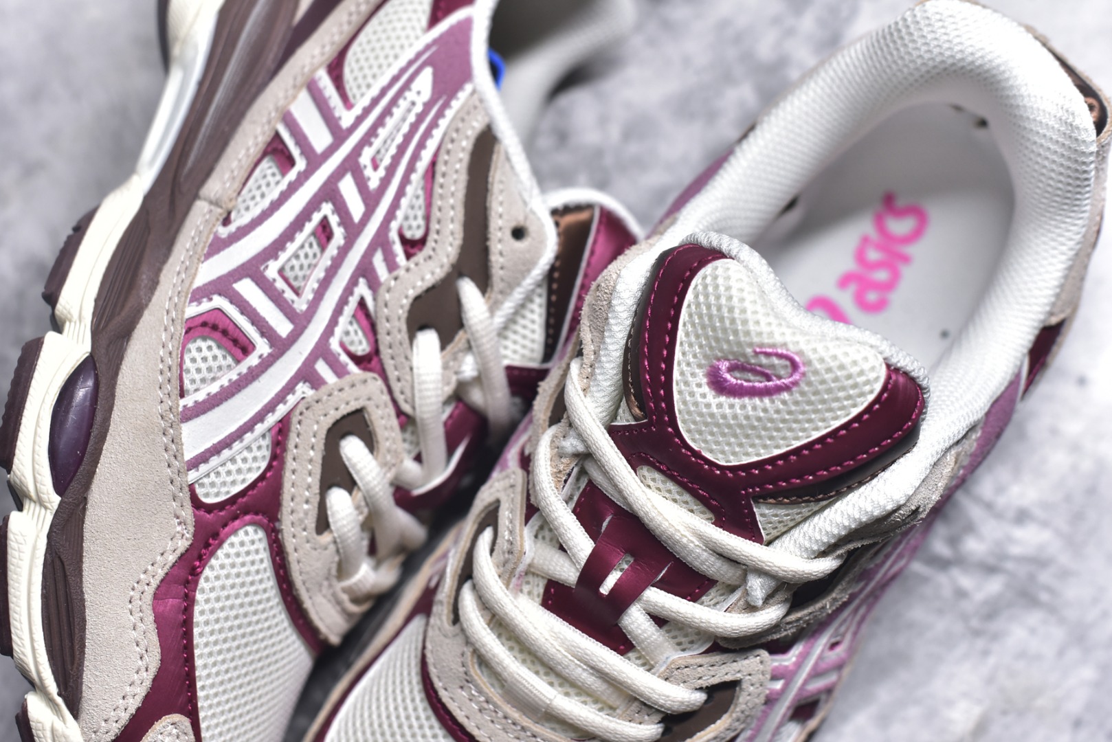 图片[9]-#Asics GEL-NYC 亚瑟士防滑耐磨透气低帮运动休闲鞋 GEL-NYC™ 运动鞋的灵感源自传统和现代高性能跑步风格 其鞋面结构参考了 2000 年代初的 GEL-NIMBUS™ 3 鞋 并将其与 MC-PLUS V 设计中的各种装饰融为一体 该工装通过使用 GEL-CUMULUS® 16 鞋的工装系统来对比鞋面的复古风格 通过轻质泡沫和 GEL® 技术嵌入物的结合 这种中底结构有助于创造先进的脚底舒适度 尺码：36 37 37.5 38 39 40.5 41.5 42 42.5 43.5 44 45-选品中心